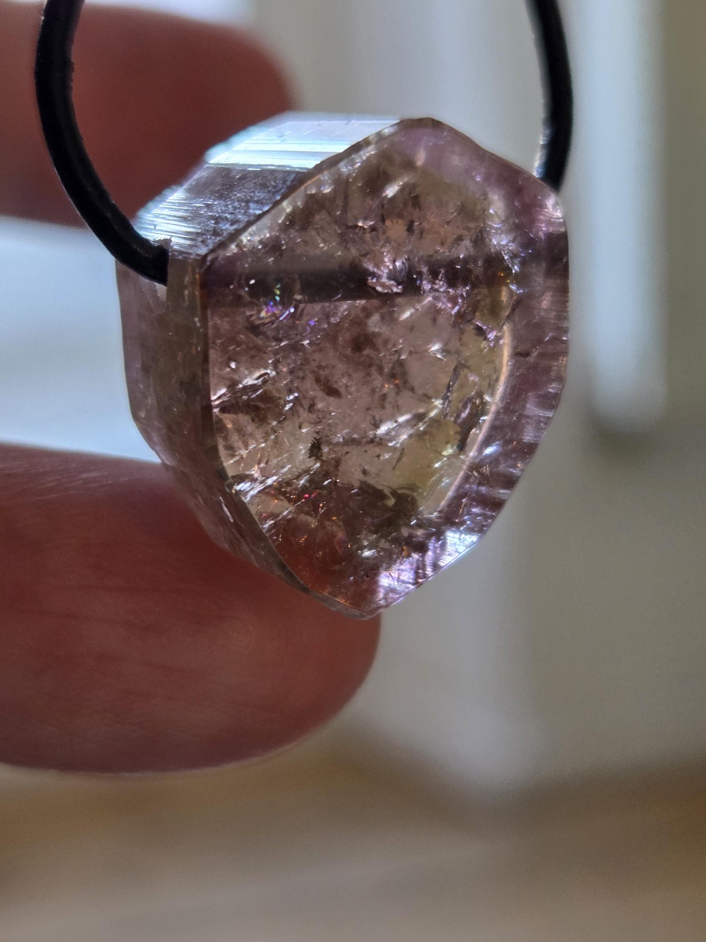 Zauberhafter Turmalin tricolor rosa gelb grün mit Glitzer Rubellit, Anhänger, 21 x 18 x 13 gebohrt, an verstellbarem Lederband