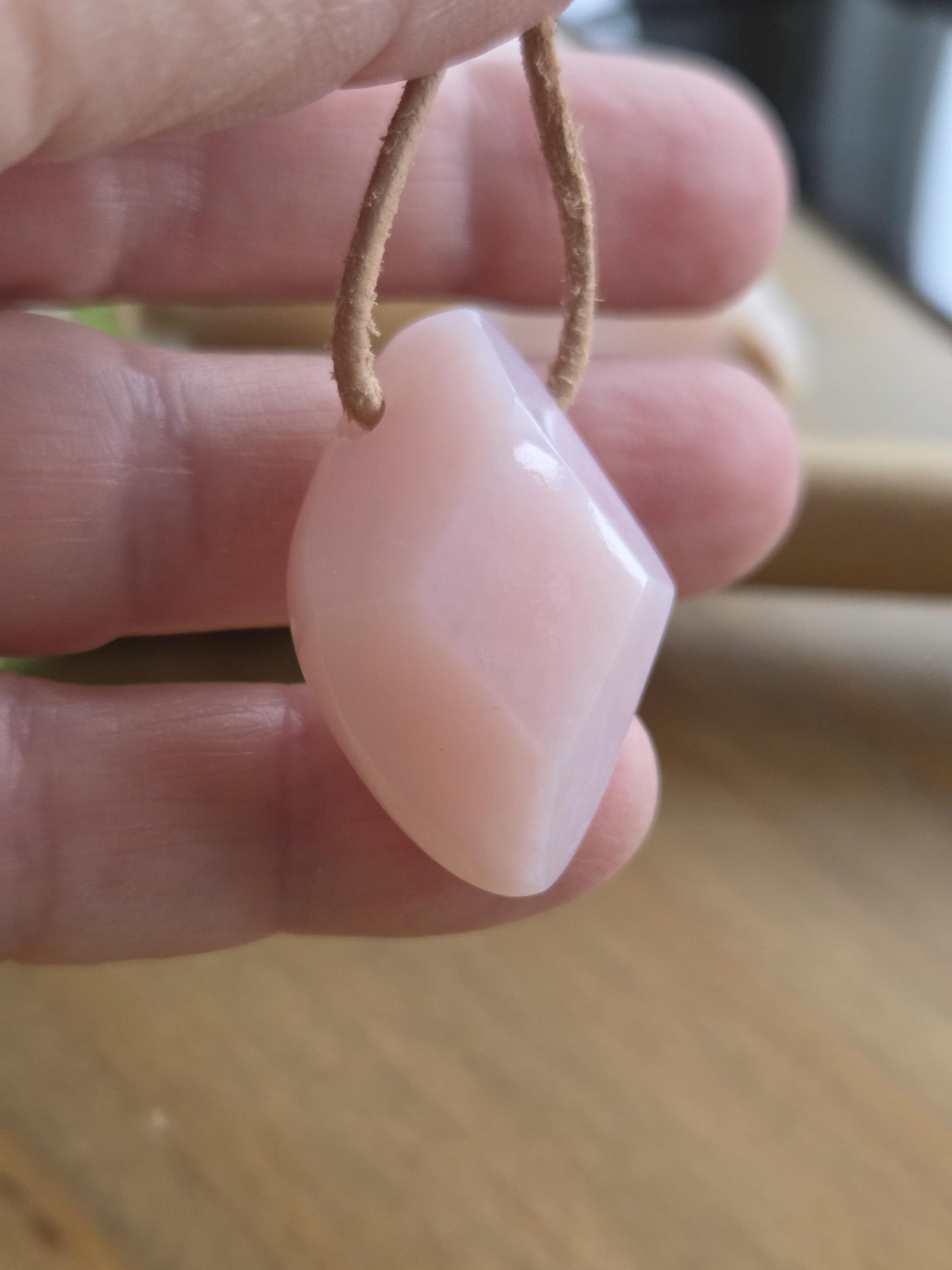 Opal aus Peru rosa Andenopal Anhänger, 31 x 23 x 10 mm, gebohrt, an verstellbarem Lederband, rosa Opal, pink Opal Peru