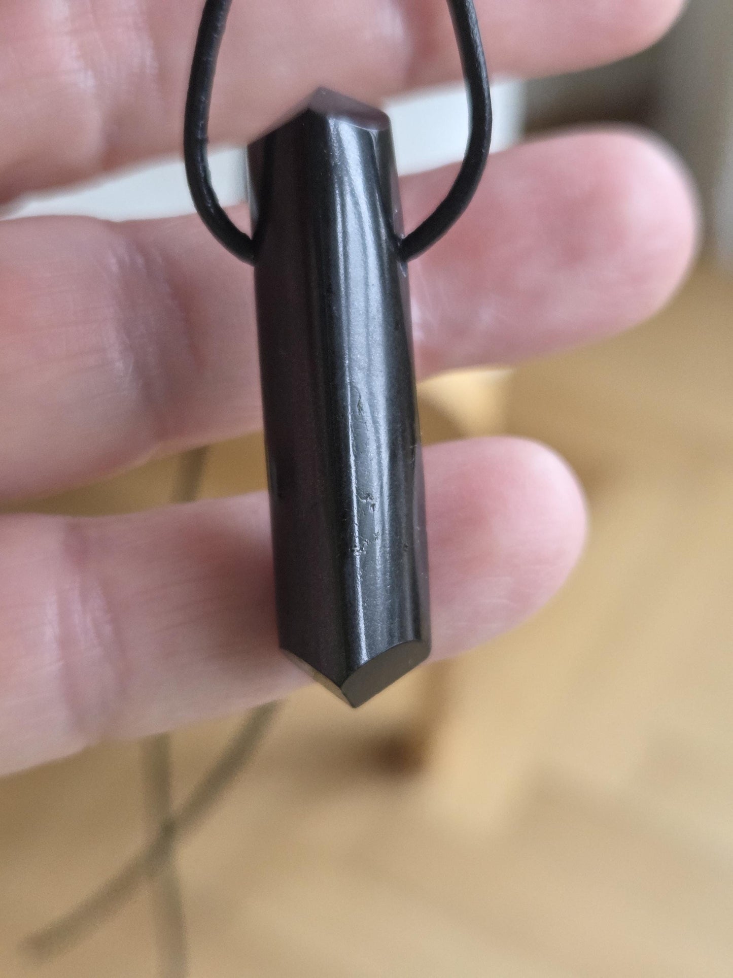 Magischer schwarzer Turmalin, "Schörl", Anhänger geschliffen , 41 x 10 x 10 mm, gebohrt, an verstellbarem Lederband