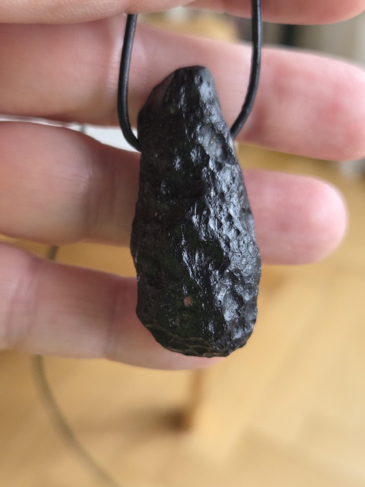 Tektit Indochinit schwarzer Moldavit Meteorit splashform Tropfen Anhänger, 44 x 21 x 19 mm, gebohrt, an verstellbarem Lederband