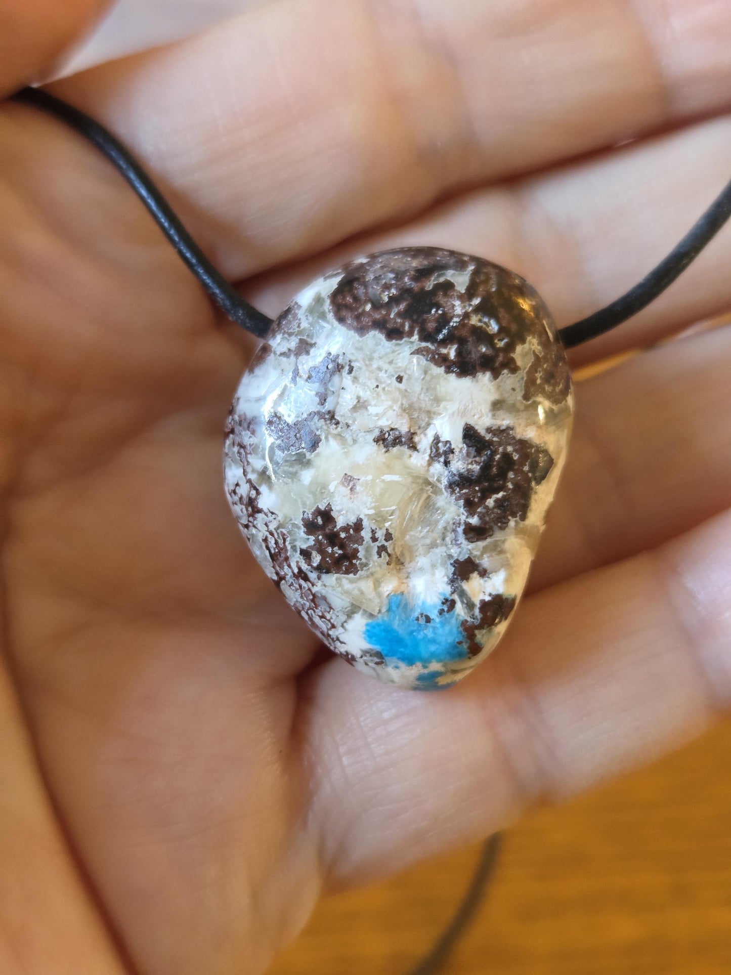 Rarität Cavansit Drusy Anhänger, aus Neuseeland, 32 x 23 x 18 mm, gebohrt, an verstellbarem Lederband, beidseitig tragbar