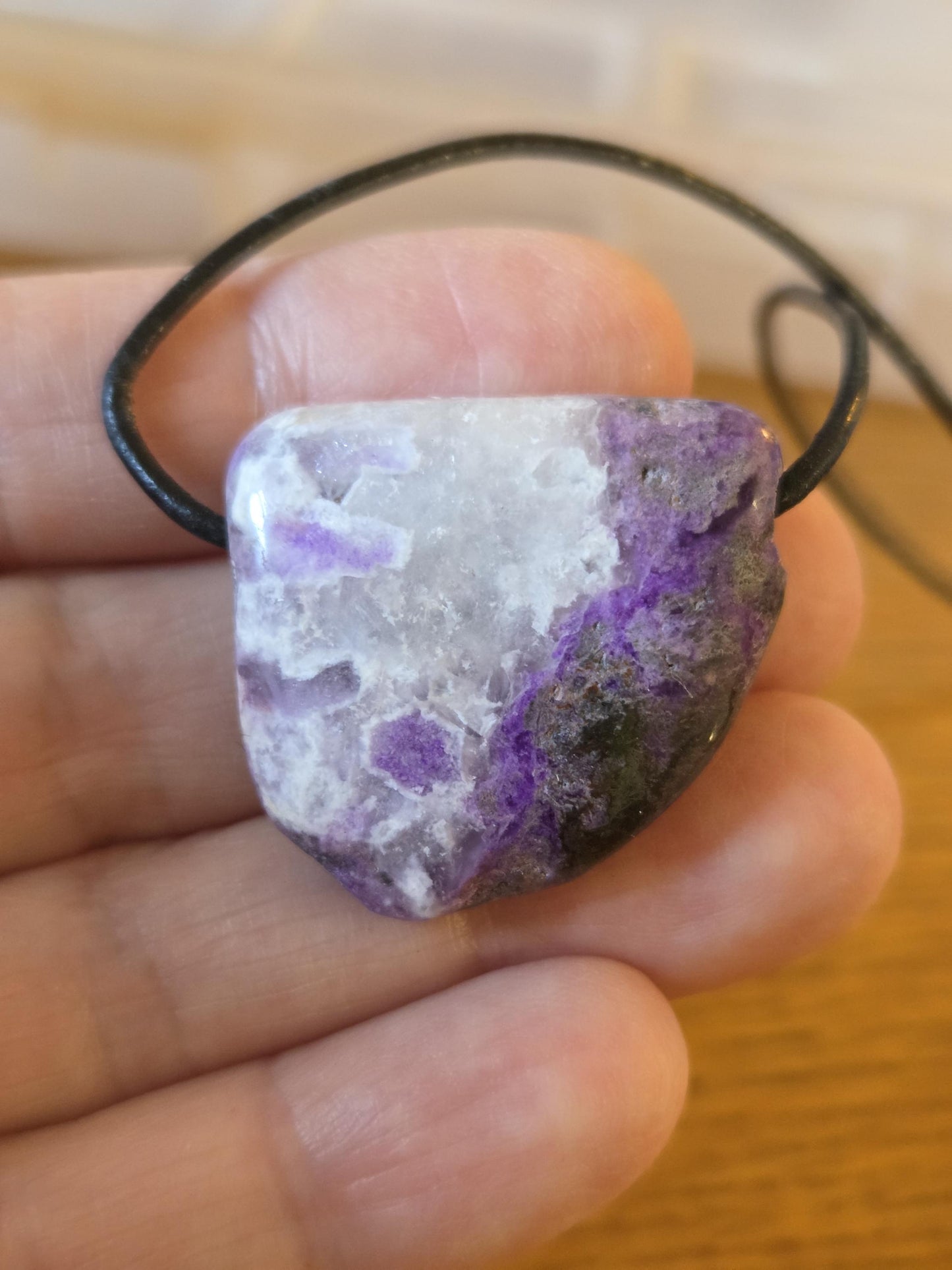 Seltener Sugilith Anhänger, 28 x 28 x 9 mm, gebohrt, an verstellbarem Lederband, beidseitig tragbar