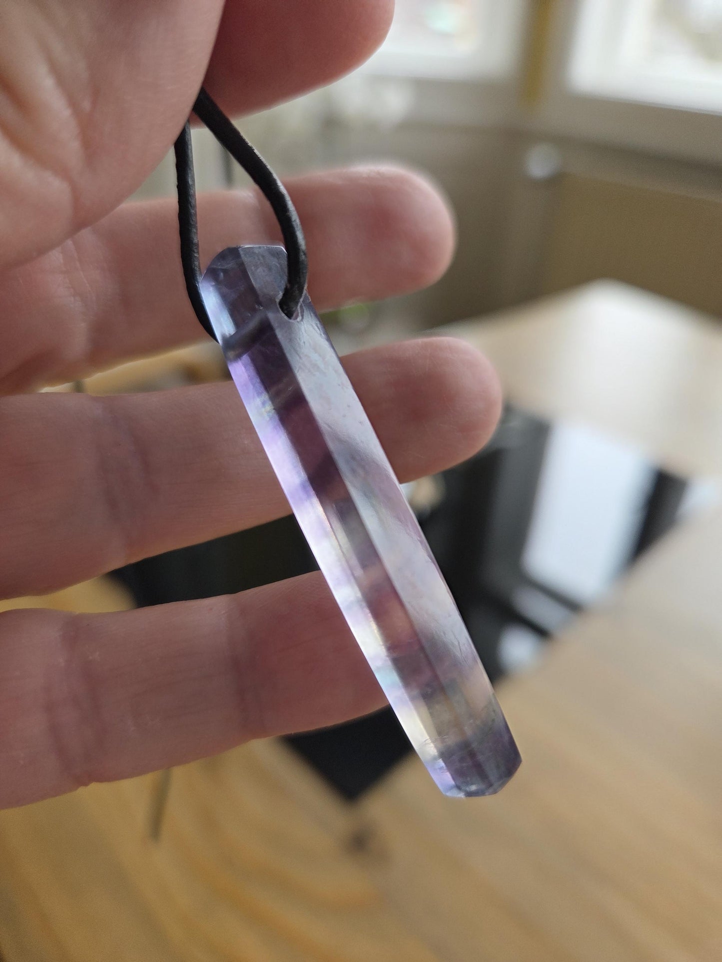 Prachtstück, Fluorit Anhänger, Stäbchen Regenbogenfluorit, Feenstein, blau, lila grün, 53 x 8 x 8 mm, gebohrt an verstellbarem Lederband