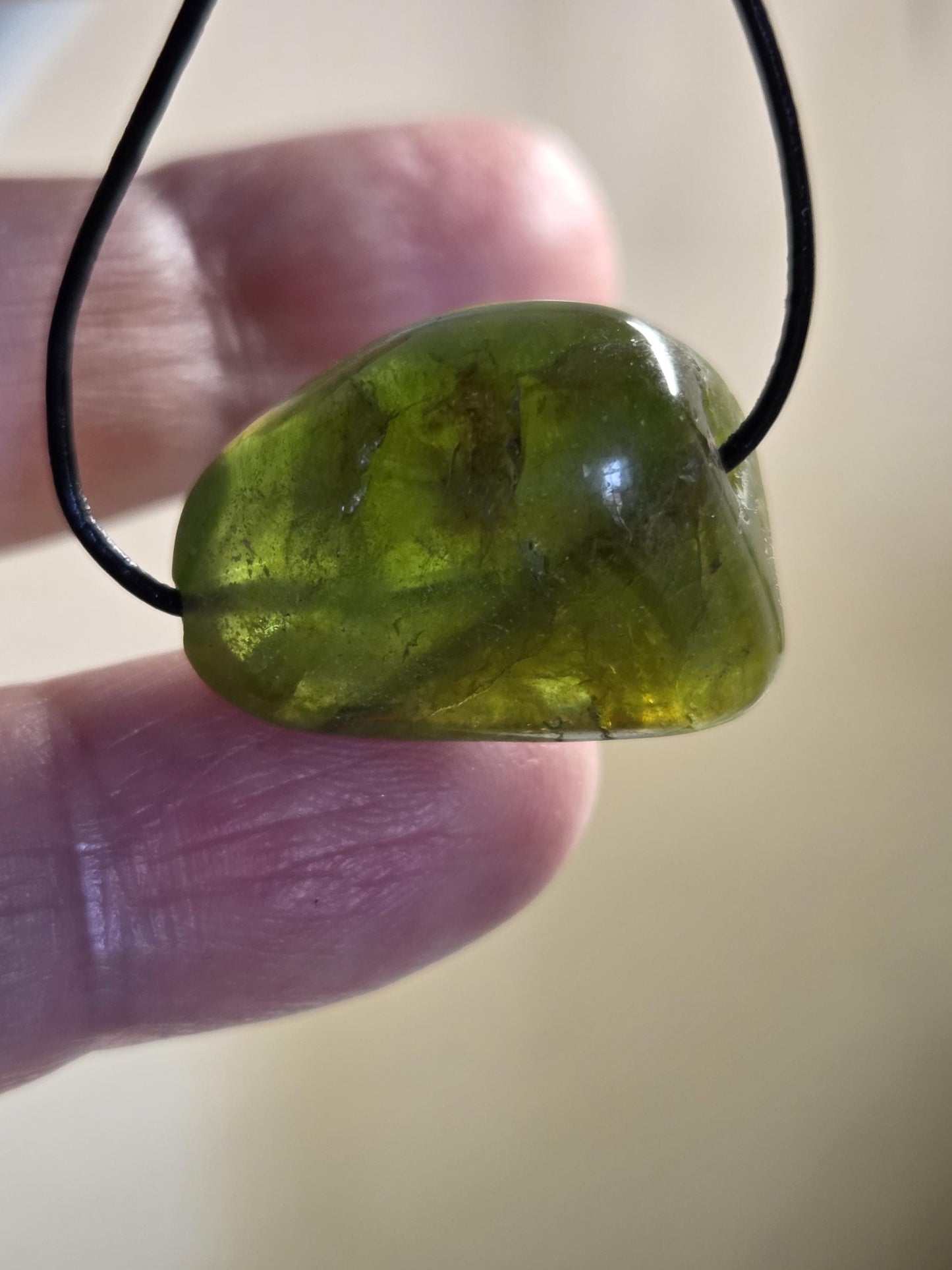 Peridot Olivin Chrysolith Anhänger, 18 x 23 x 15 mm , gebohrt, an verstellbarem Lederband, getrommelt