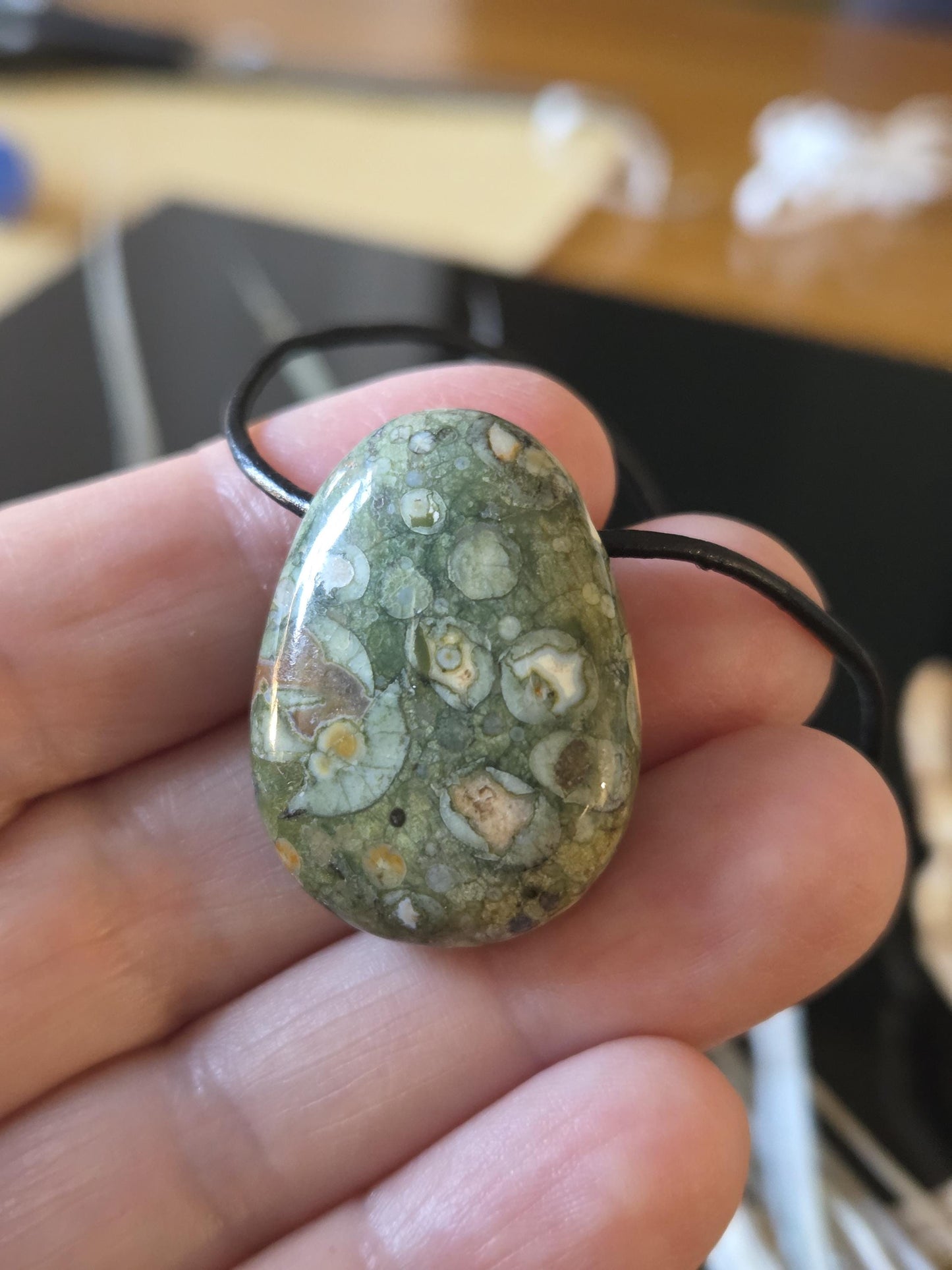 Regenwaldrhyolith Regenwald Rhyolit mit kleiner Opalschicht Anhänger, 30 x 22 x 10 mm, gebohrt, an verstellbarem Lederband