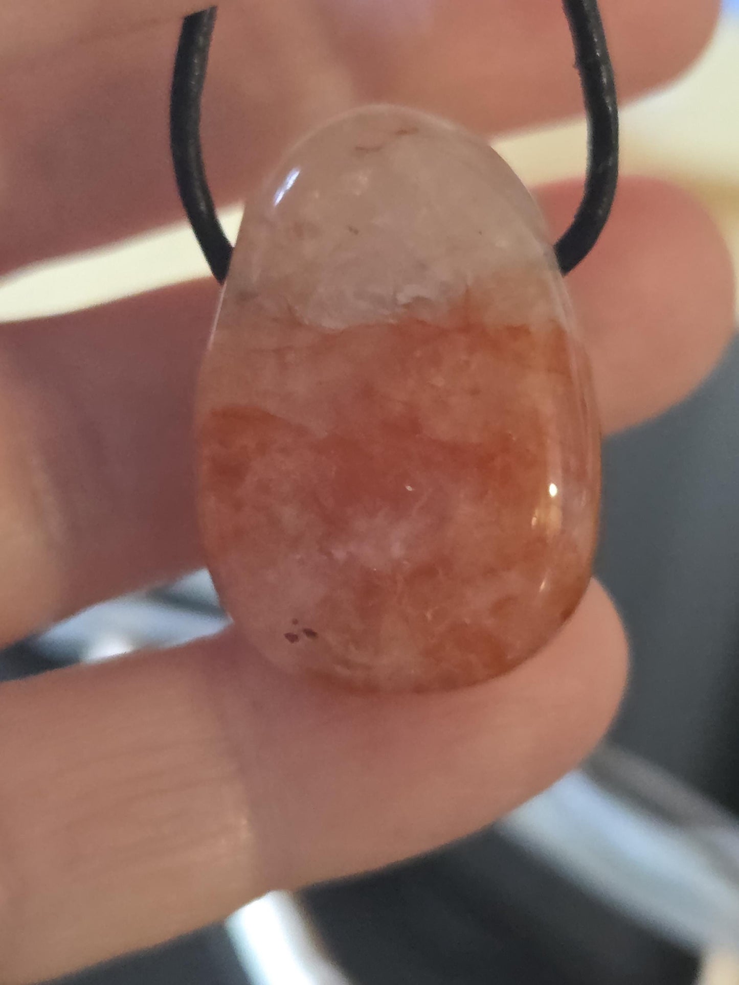 Red Healer, Harlekin Quarz, Bergkristall mit Hämatit Kristall Feuerquarz Anhänger, 29 x 20 x 10 mm, gebohrt, an verstellbarem Lederband