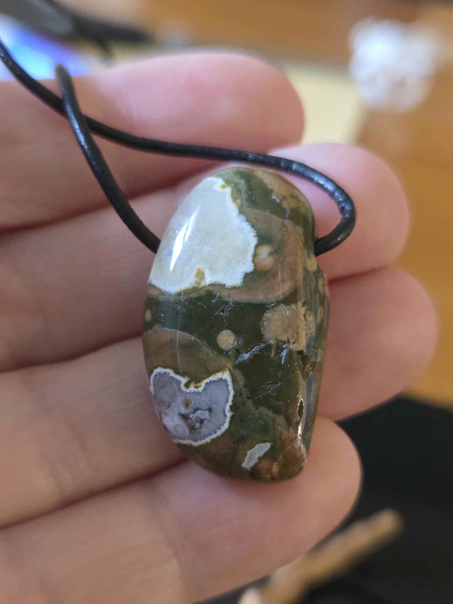 Regenwaldrhyolith Regenwald Rhyolit mit Opalschicht Anhänger, 32 x 19 x 9 mm, gebohrt, an verstellbarem Lederband