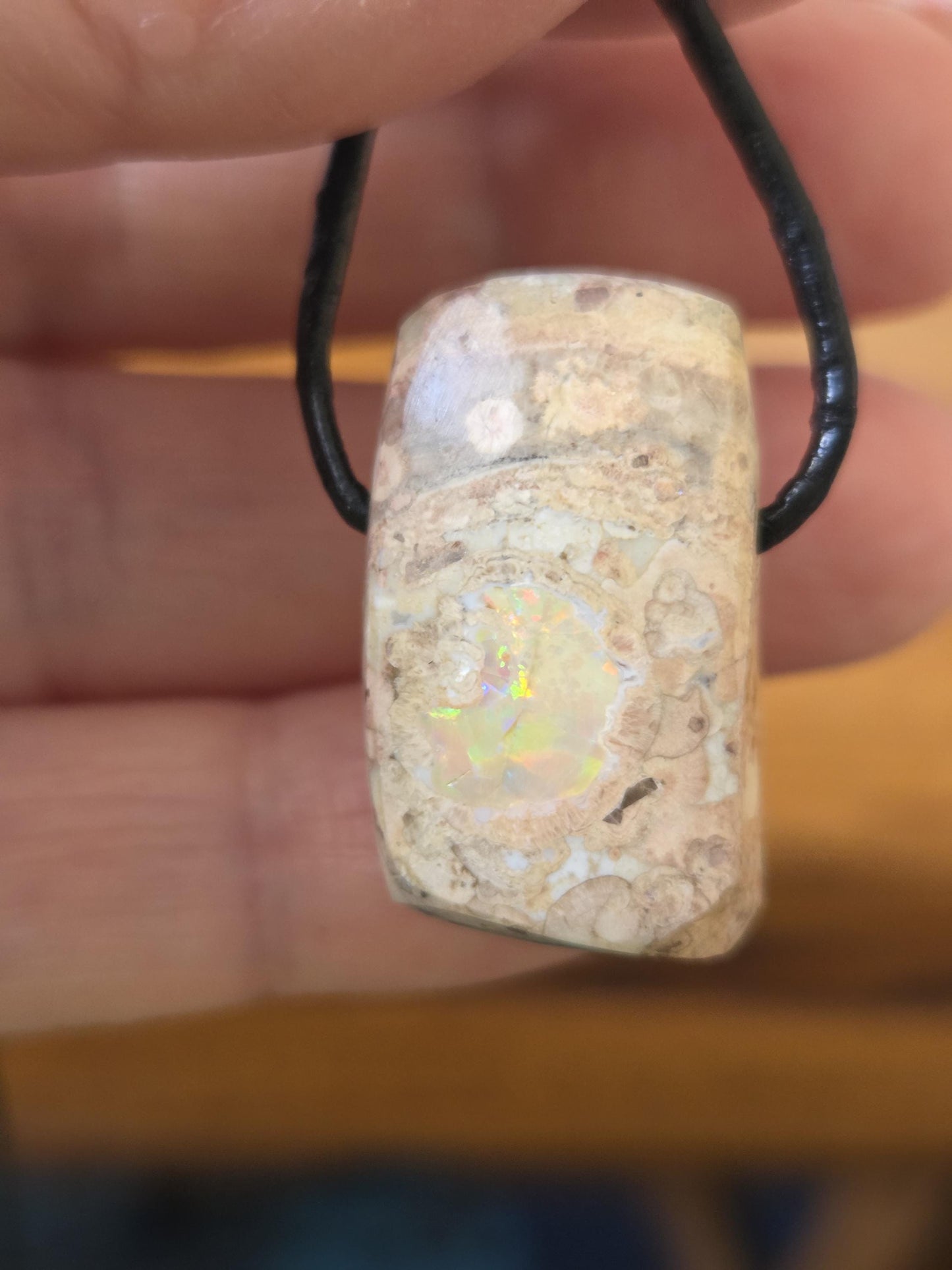 Hübscher mexikanischer Feueropal Anhänger, 26 x 18 x 11 mm, gebohrt, an verstellbarem Lederband