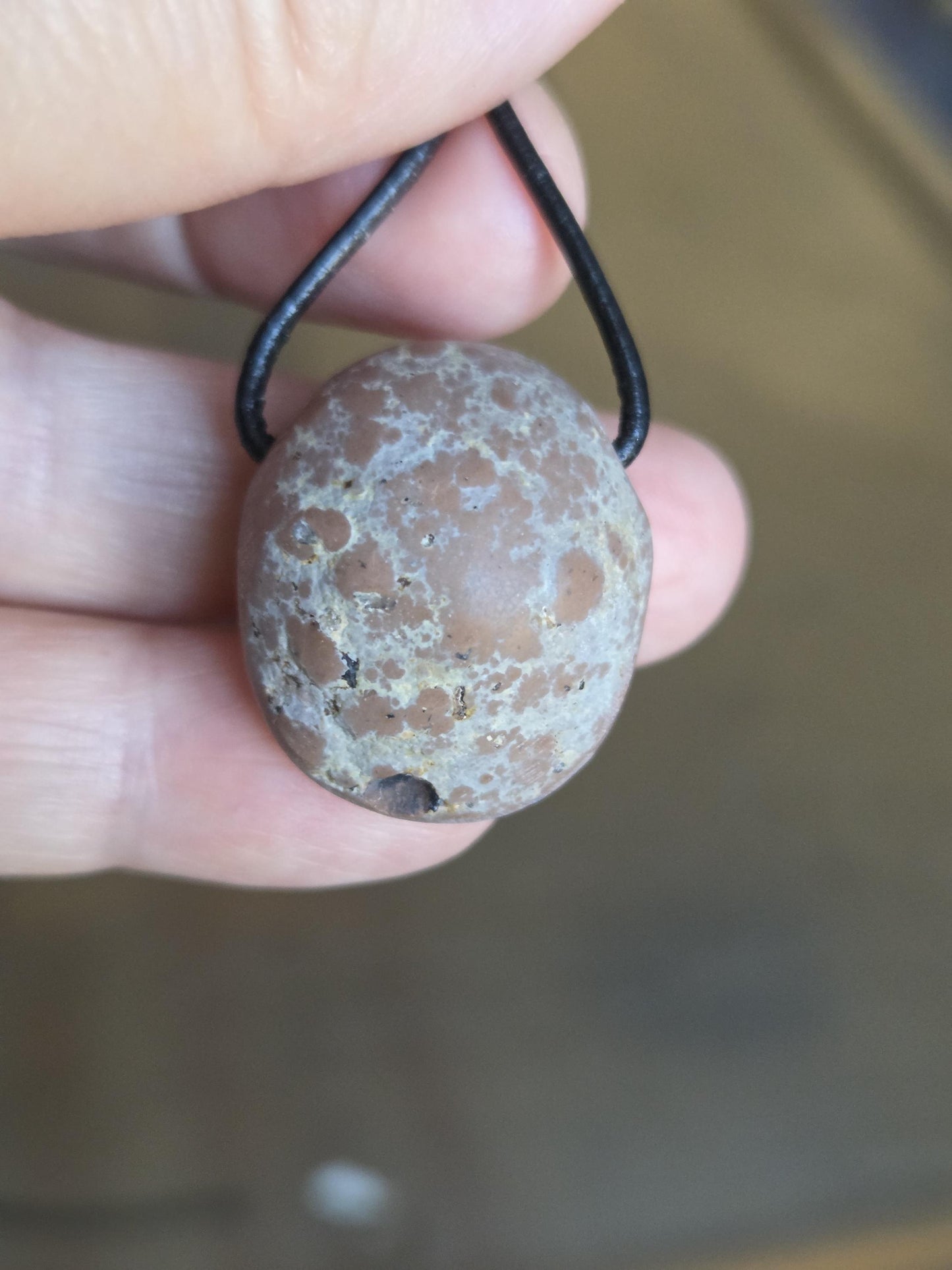 Magischer Schokoladen Opal, blau gelb grün flashfire, Yira Gebirge Mezezo, Anhänger, 26 x 23 x 15 mm, gebohrt, an verstellbarem Lederband