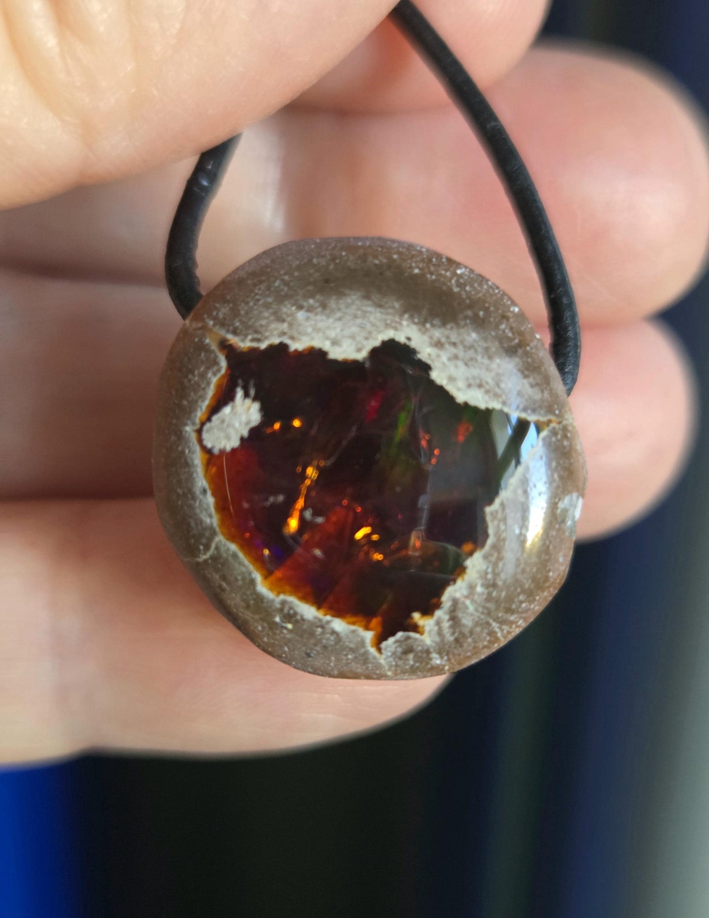 Magischer Schokoladen Opal, rot gold flashfire, Yira Gebirge Mezezo, Anhänger, 21 x 22 x 14 mm, gebohrt, an verstellbarem Lederband