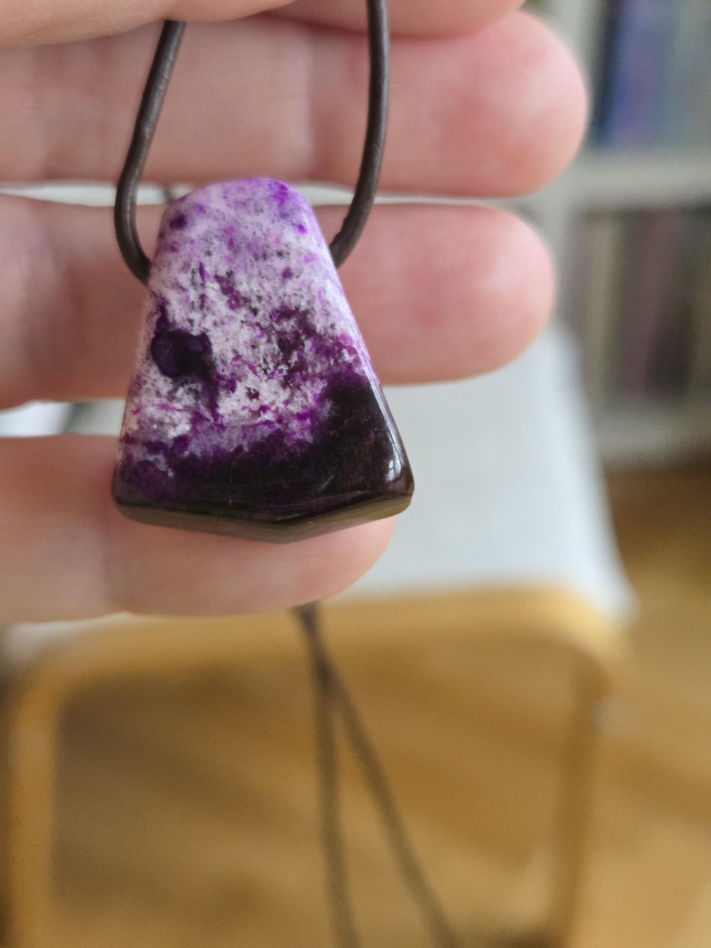 Seltener Gel Sugilith Anhänger, 26 x 22 x 9 mm, gebohrt, an verstellbarem Lederband, beidseitig tragbar