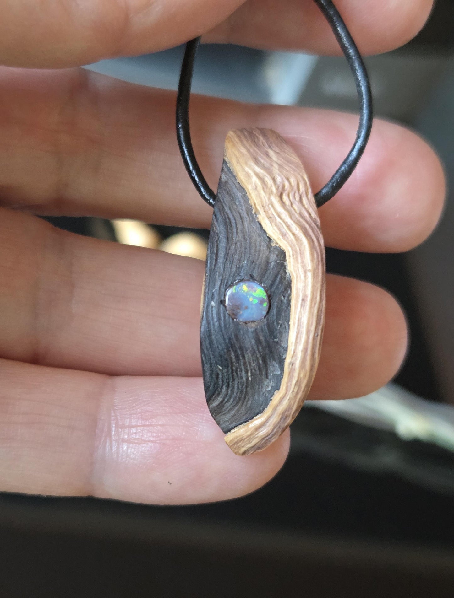 Baumperlen Anhänger der Buche mit Boulder Opal, Holz Anhänger mit Edelstein, 38 x 18 x 10 mm, an verstellbarem Lederband