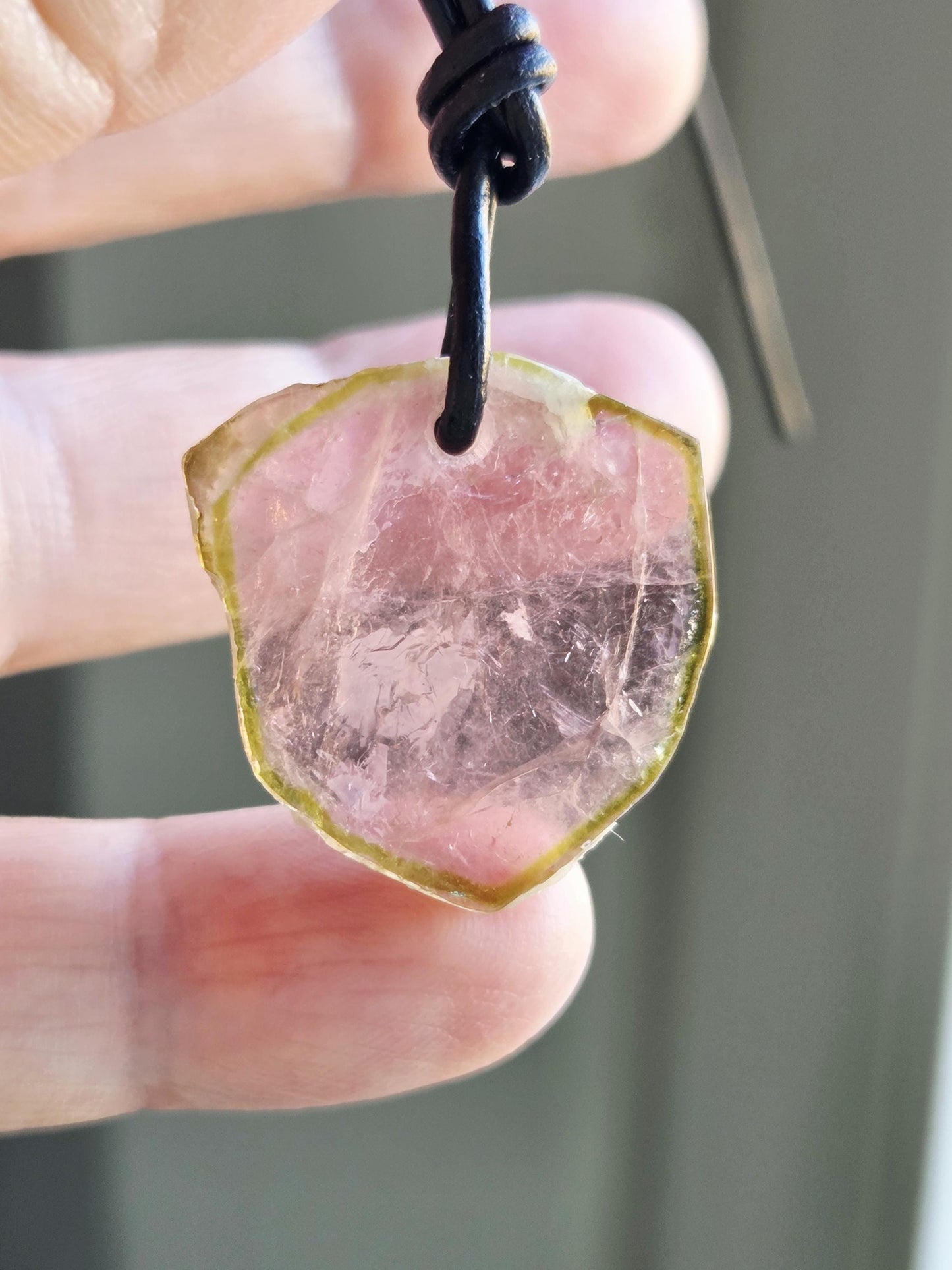 Turmalin Scheibe bicolor rosa grün, Wassermelonen Turmalin Scheibchen, Anhänger, 26 x 25 x 5 mm, gebohrt, an verstellbarem Lederband