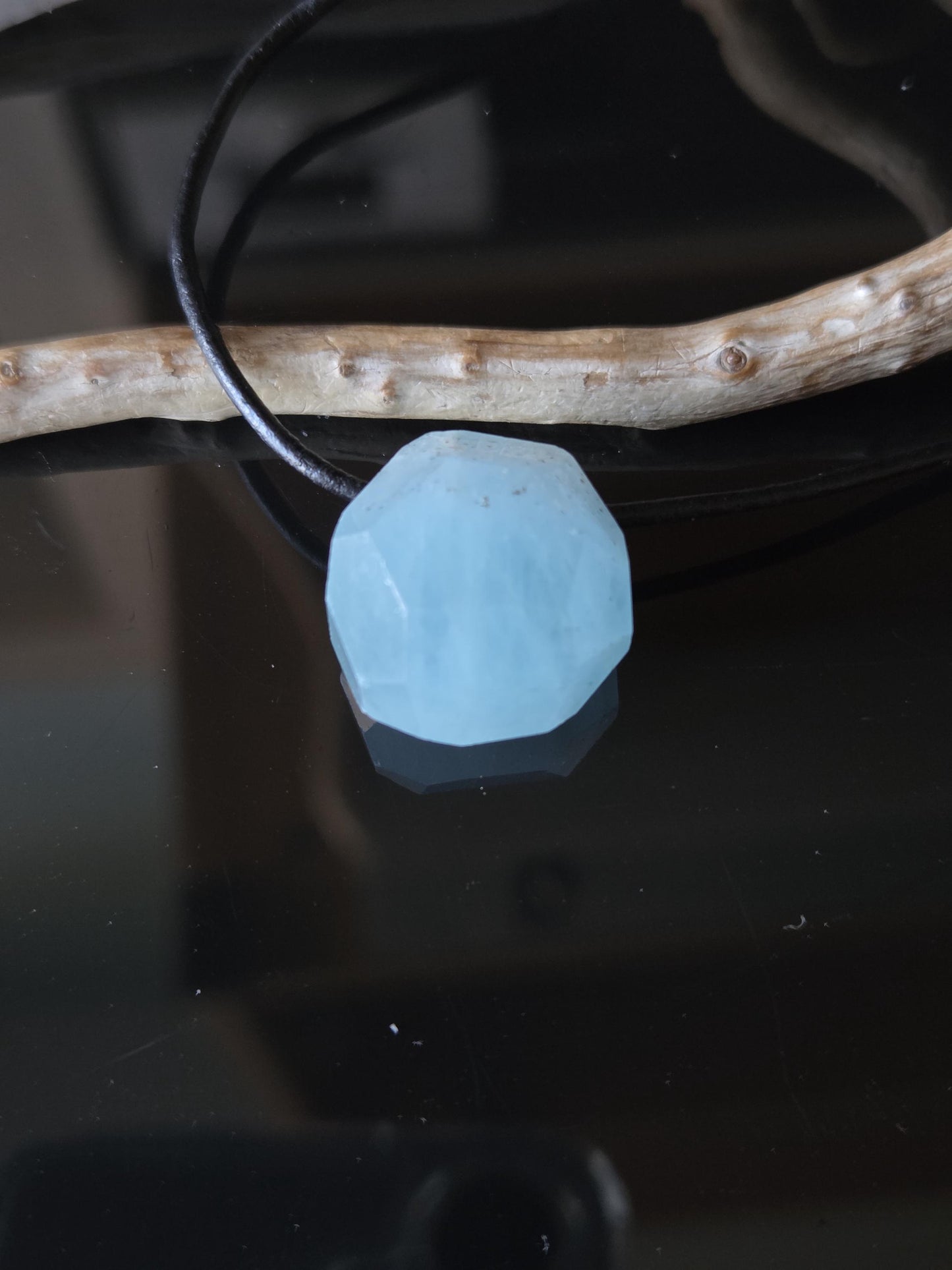 Aquamarin Anhänger, 18 x 19 x 15 mm, gebohrt, an verstellbarem Lederband