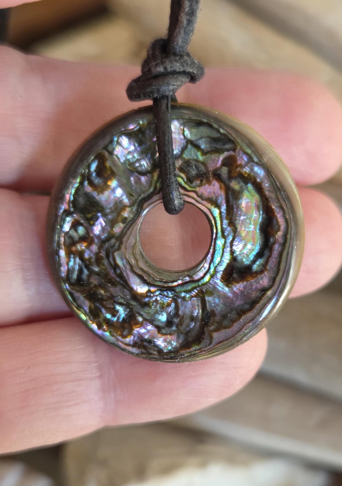 Abalone Muschel, Donut Anhänger, 30 x 4 mm, an verstellbarem Lederband, Paua-Muschel, Seeohr Muschel