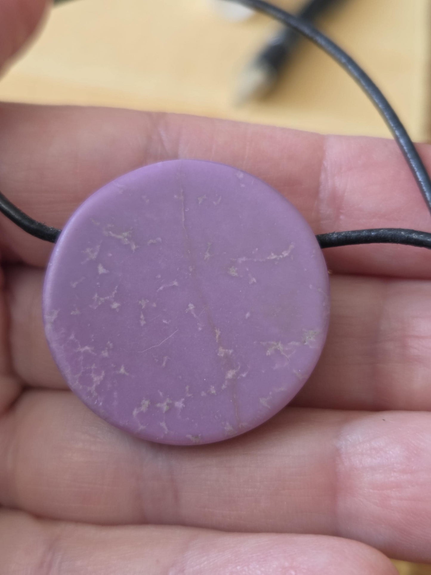 Rarität Phosphosiderit aus der Atacama Wüste Chile, Anhänger, 31 x 31 x 8 mm, gebohrt, an verstellbarem Lederband