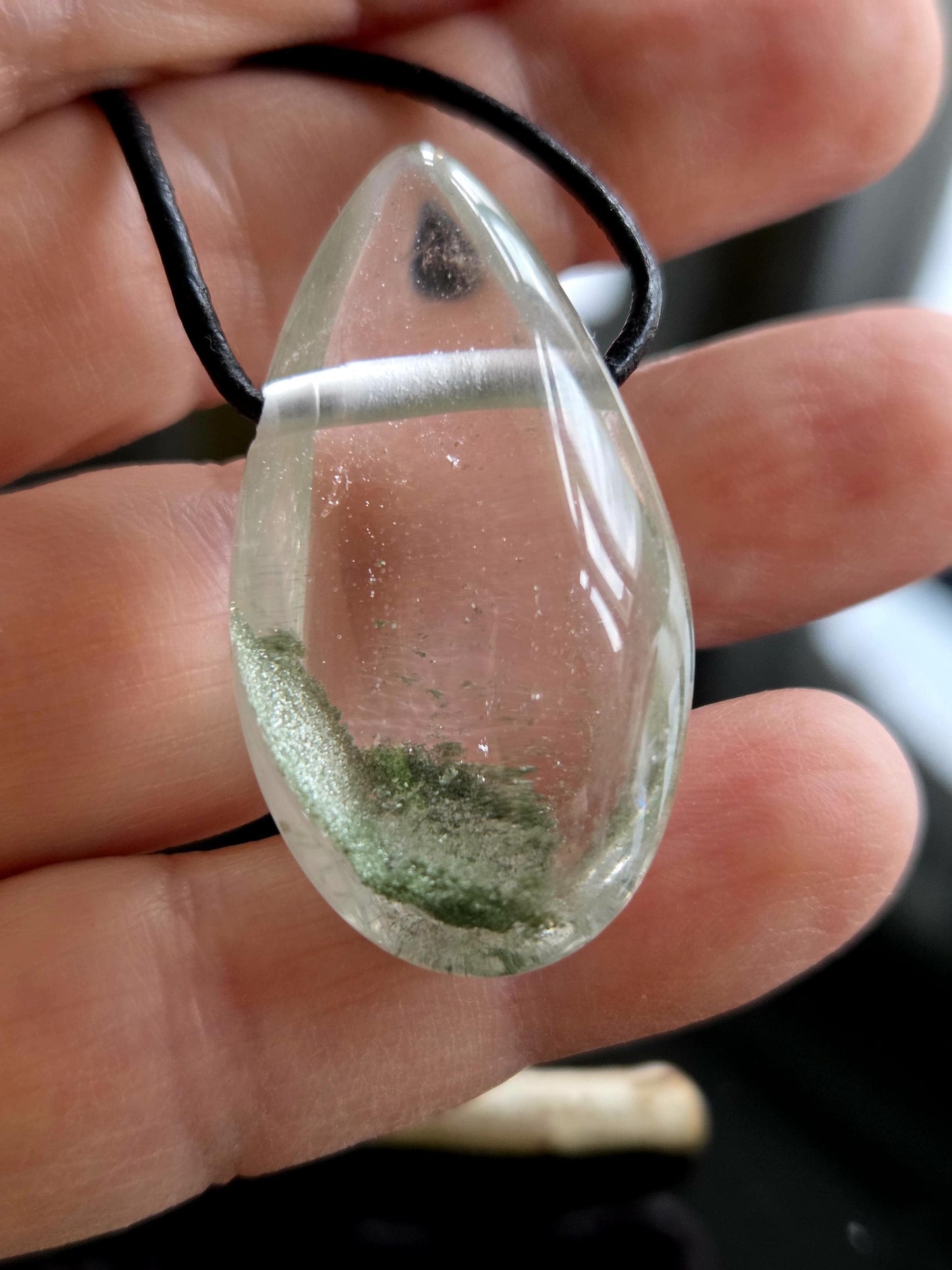 Lodolith Schamanenstein Bergkristall Inclusen Quarz, 36 x 21 x 16 mm, gebohrt, an verstellbarem Lederband