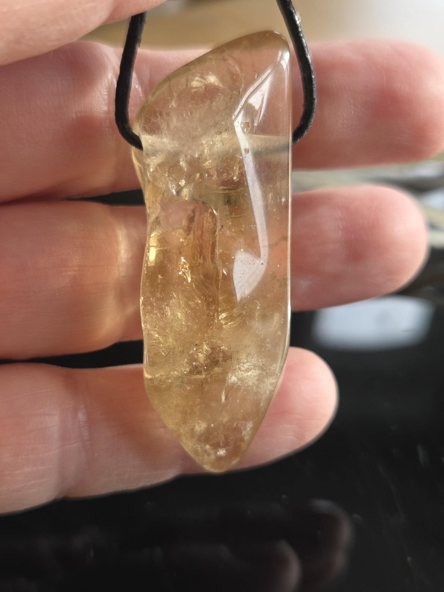 Citrin Kristall ungebrannt Citrin Spitze Anhänger, 53 x 20 x 14 mm, gebohrt an verstellbarem Lederband, getrommelt.