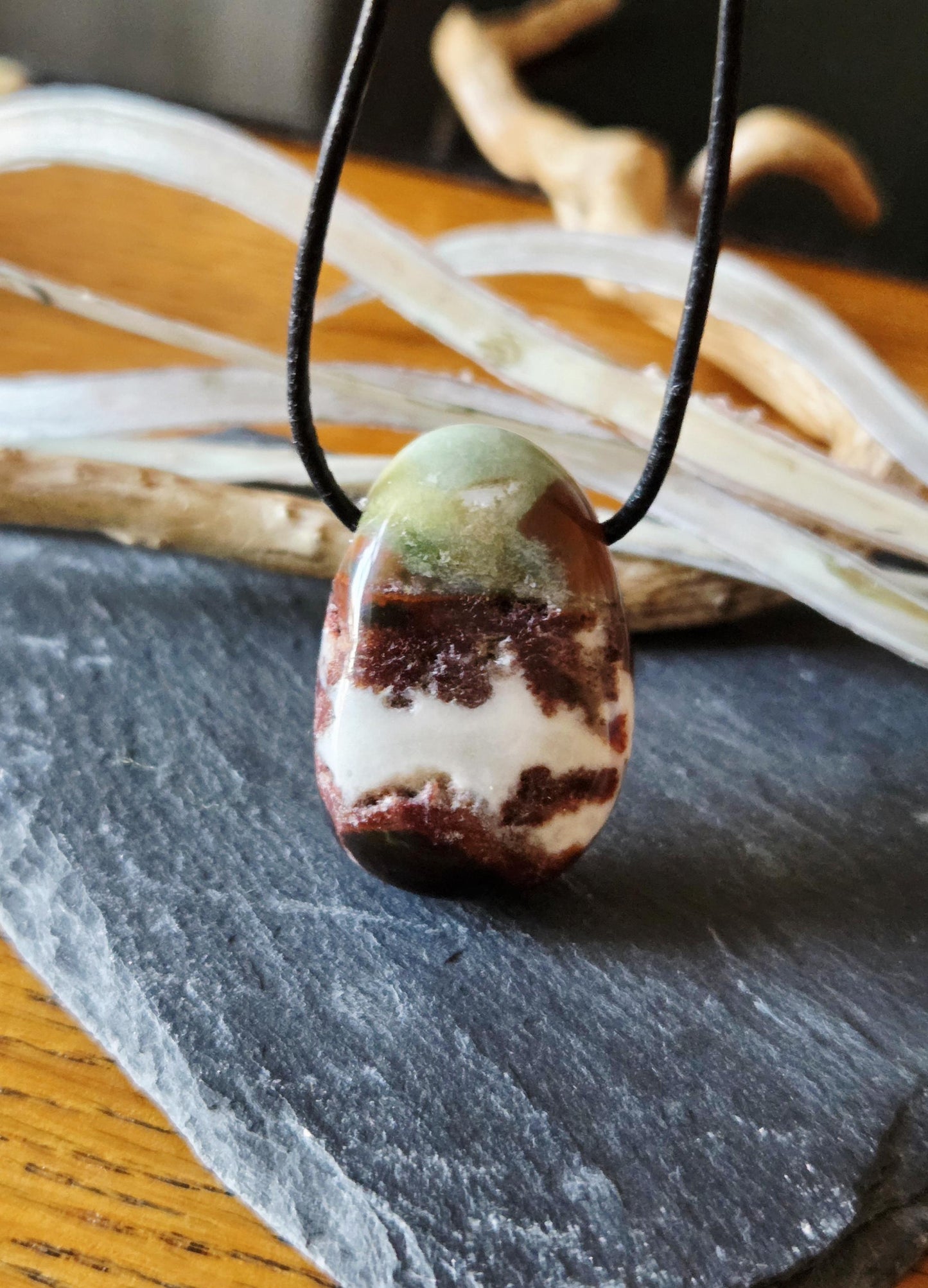 Seltene Vergesellschaftung! Sardonyx Onyx mit Chrysopras Anteilen, Anhänger, 31 x 21 x 11 mm, gebohrt, an verstellbarem Lederband