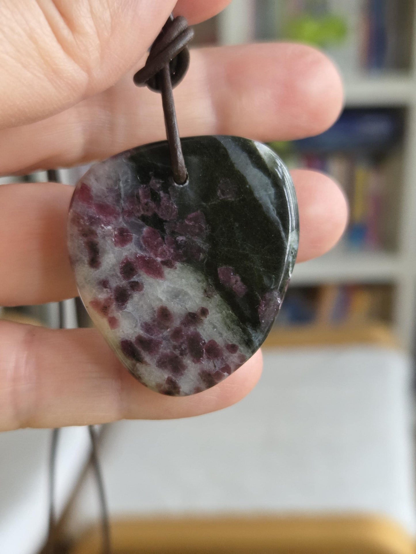 Seltener Eudialyt aus Lappland, 37 x 33 x 8 mm, gebohrt, an verstellbarem Lederband