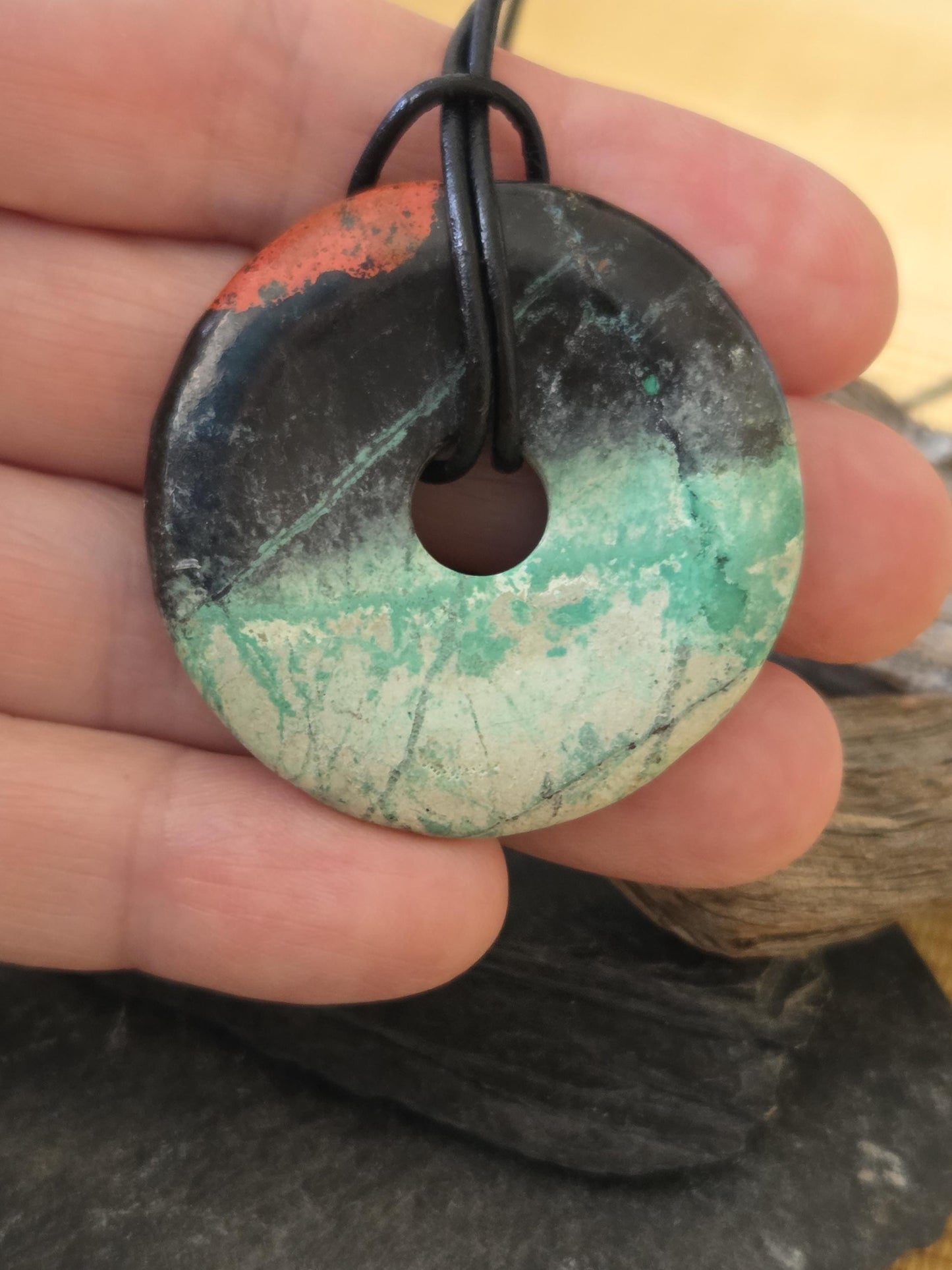 Seltener, schöner Sonora Sunrise, Cuprit mit Chrysokoll, Donut Anhänger groß, 40 x 7 mm