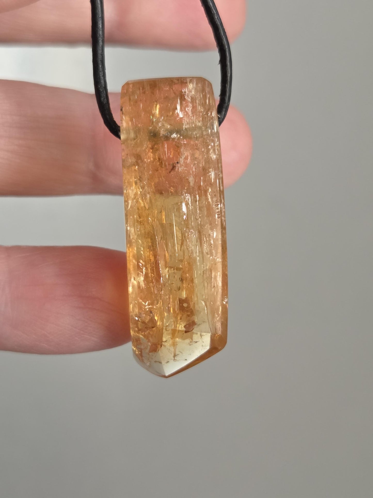 XXL Imperial Topas Kaiser Topas Goldtopas geschliffener Anhänger, 38 x 15 x 12 mm, an verstellbarem Lederband, 12,77 g., 63,80 ct.