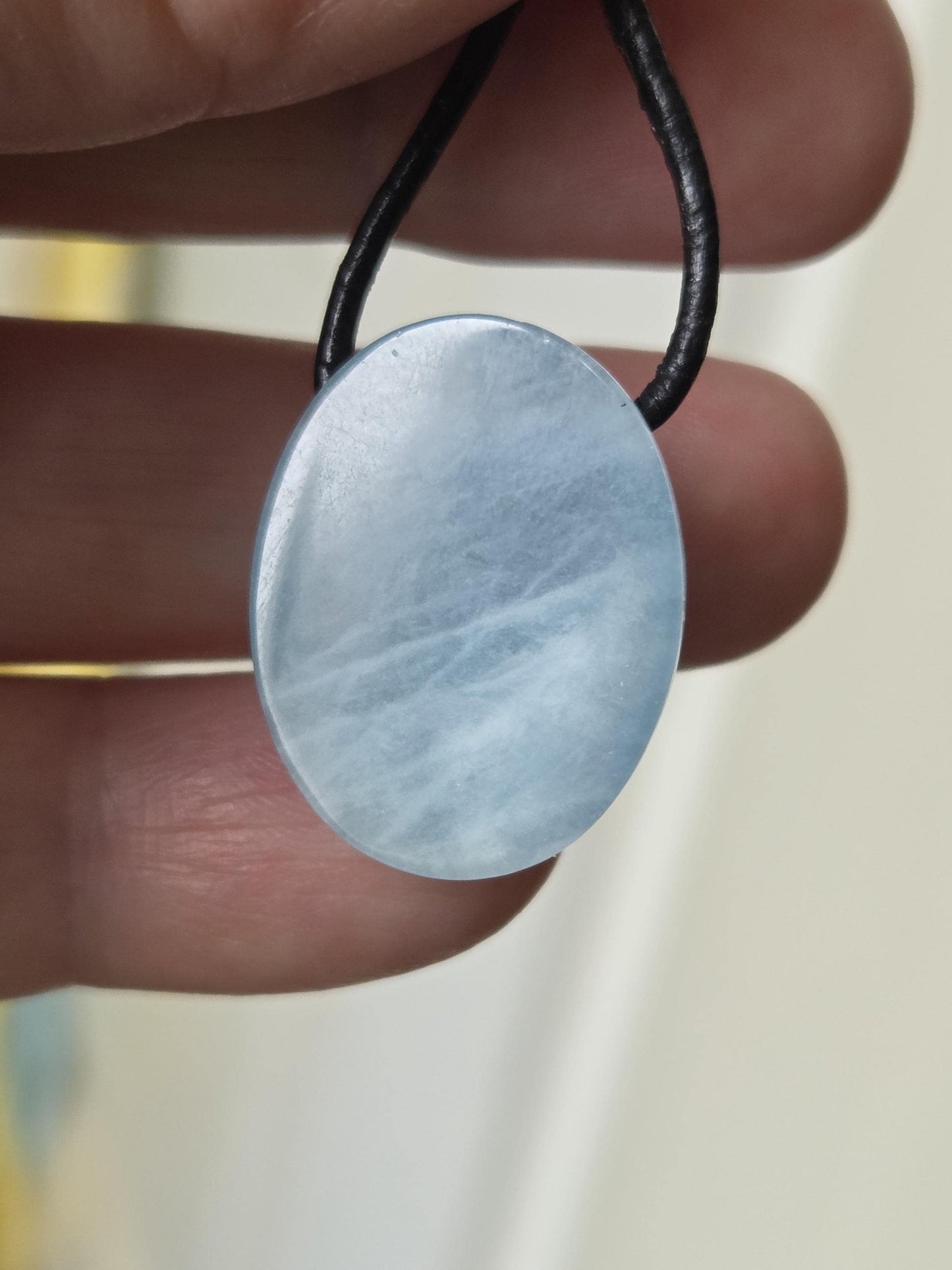 Kleiner Aquamarin Cabochon Anhänger, 24 x 19 x 15 mm, gebohrt, an verstellbarem Lederband