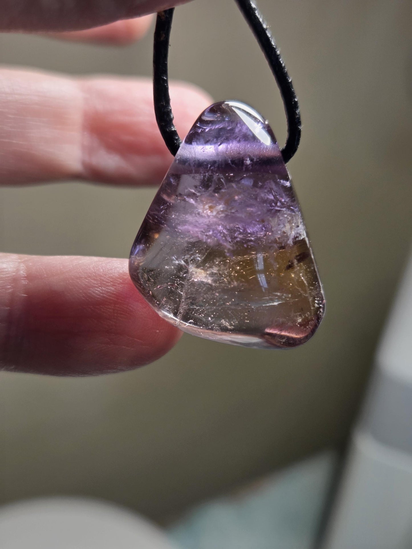 Feiner Ametrin, Amethyst mit Citrin, Anhänger, 28 x 24 x 11 mm, gebohrt, an verstellbarem Lederband