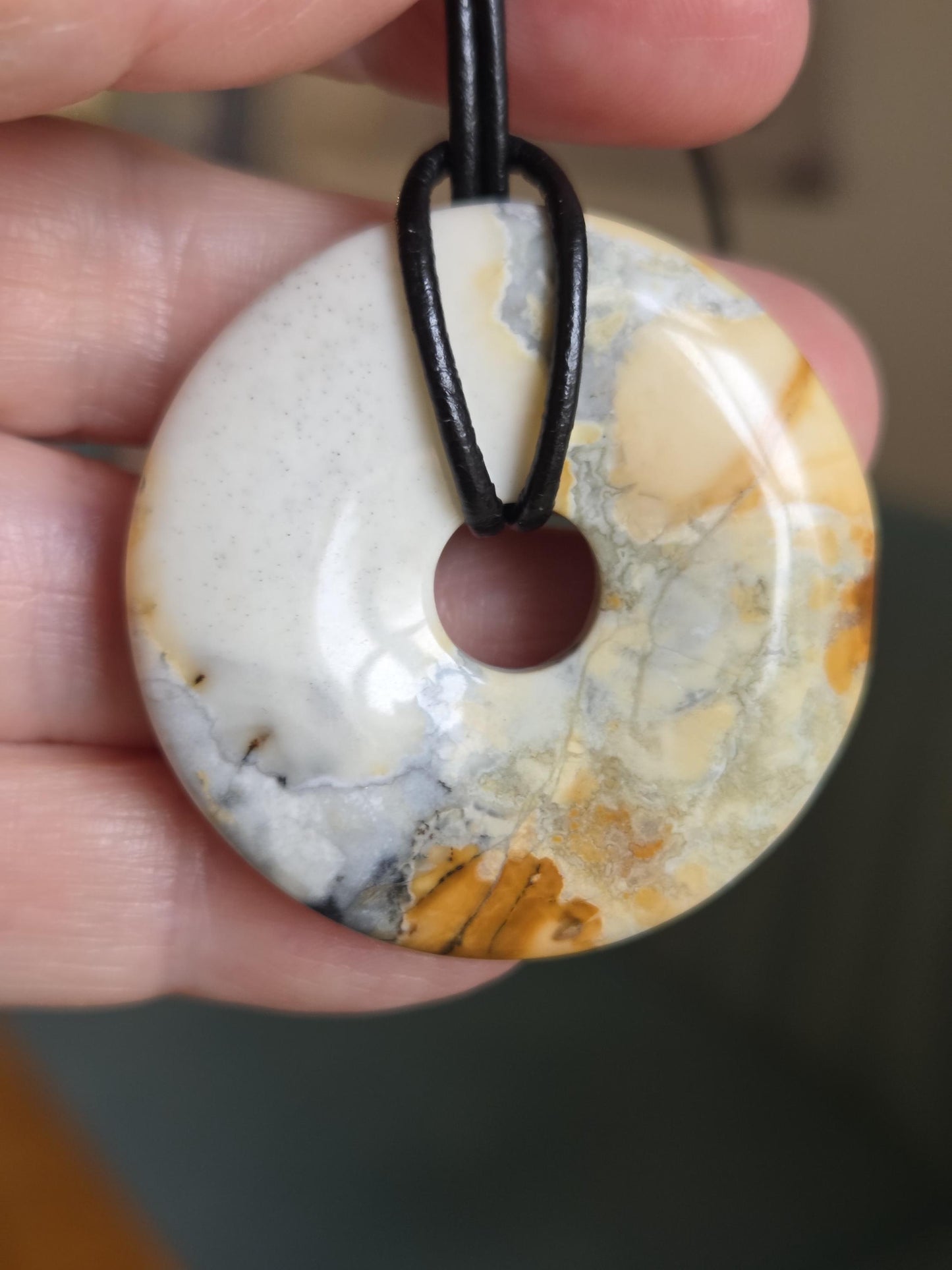Maligano Jaspis Donut Anhänger, 40 x 7 mm, an verstellbarem Lederband, Bilder Jaspis Donut