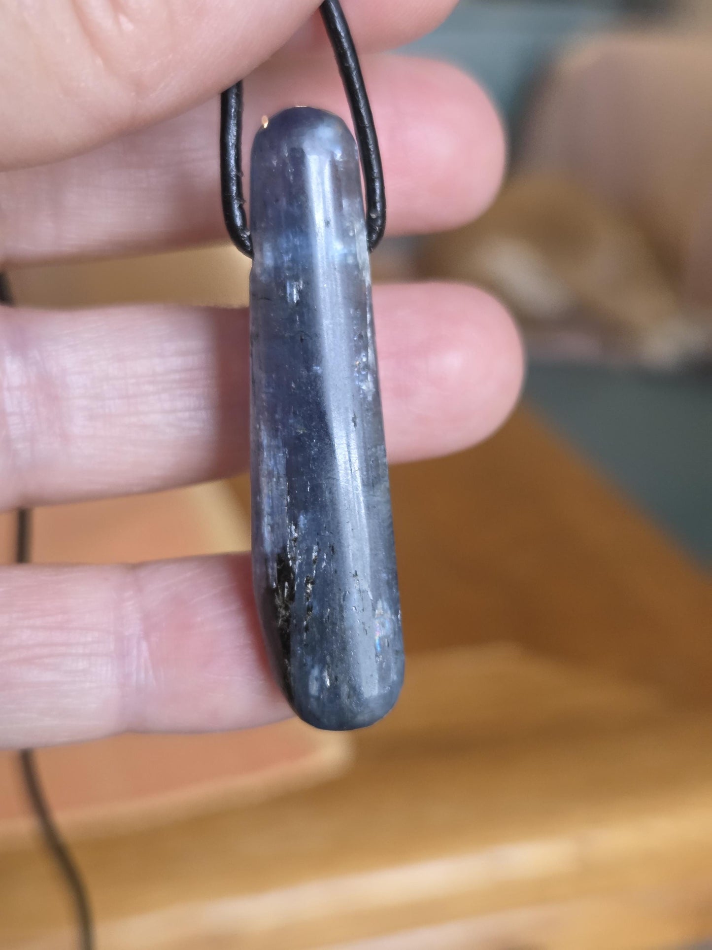 Kyanit Anhänger Stäbchen Kyanit Dysthen, gebohrt, 47 x 12 x 8 mm, an verstellbarem Lederband, kyanite
