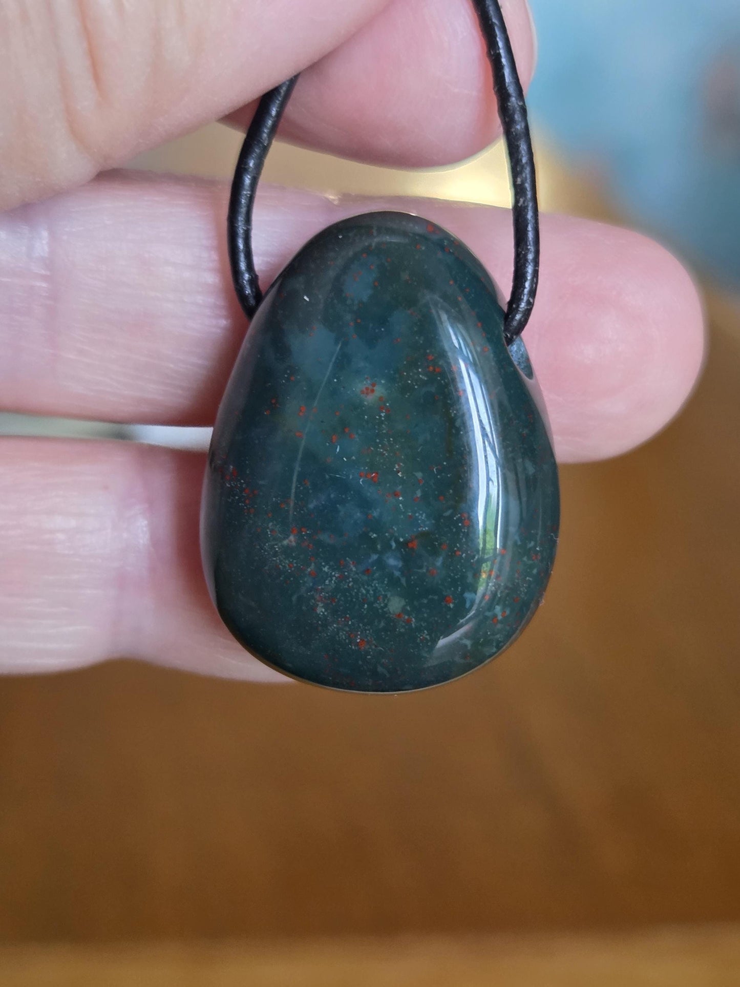 Heliotrop Anhänger, 28 x 21 x 10 mm, gebohrt, an verstellbarem Lederband