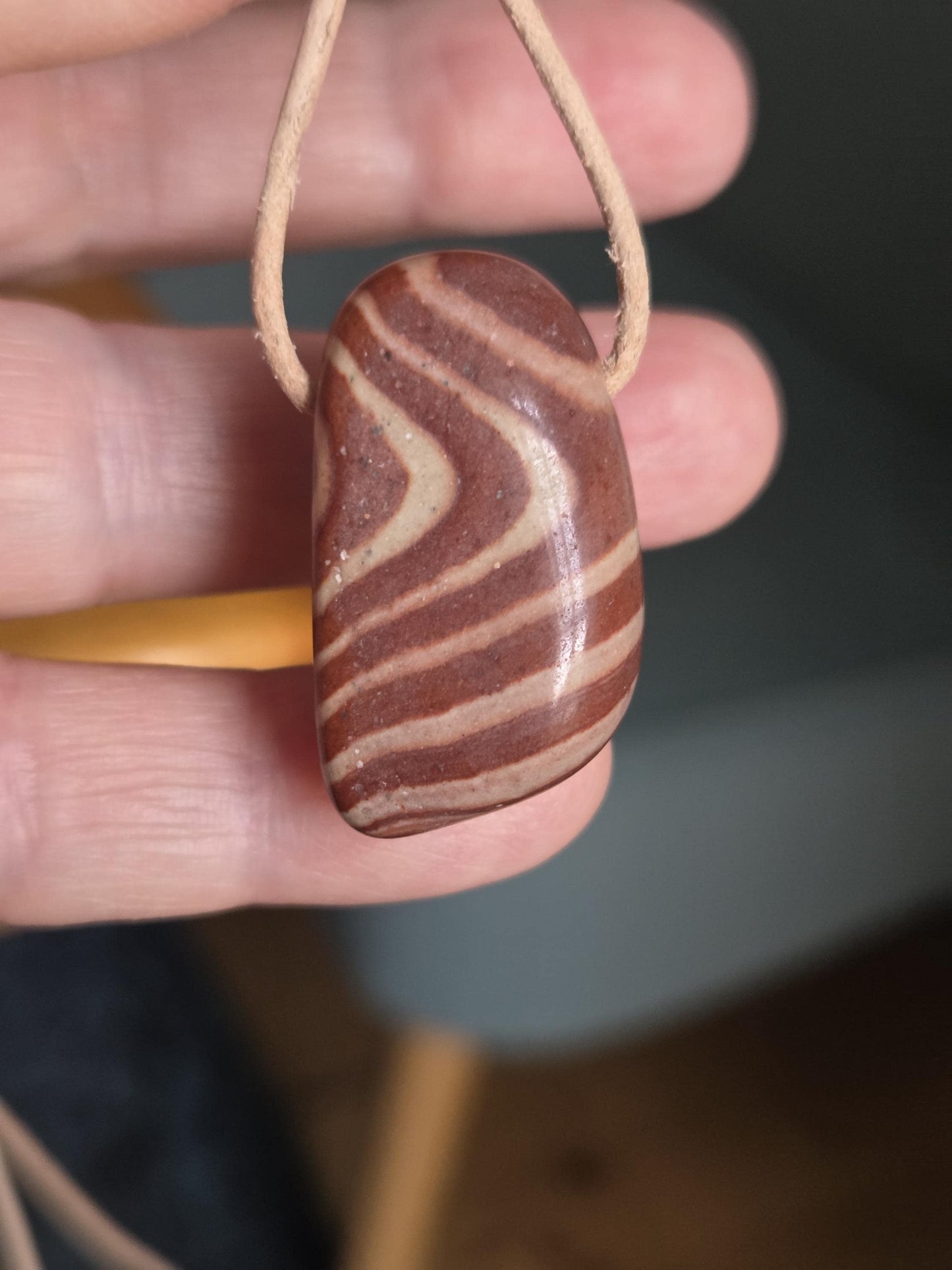 Aztekenstein Dr. Liesegang Stein Anhänger, 32 x 19 x 12 mm, gebohrt, an verstellbarem Lederband