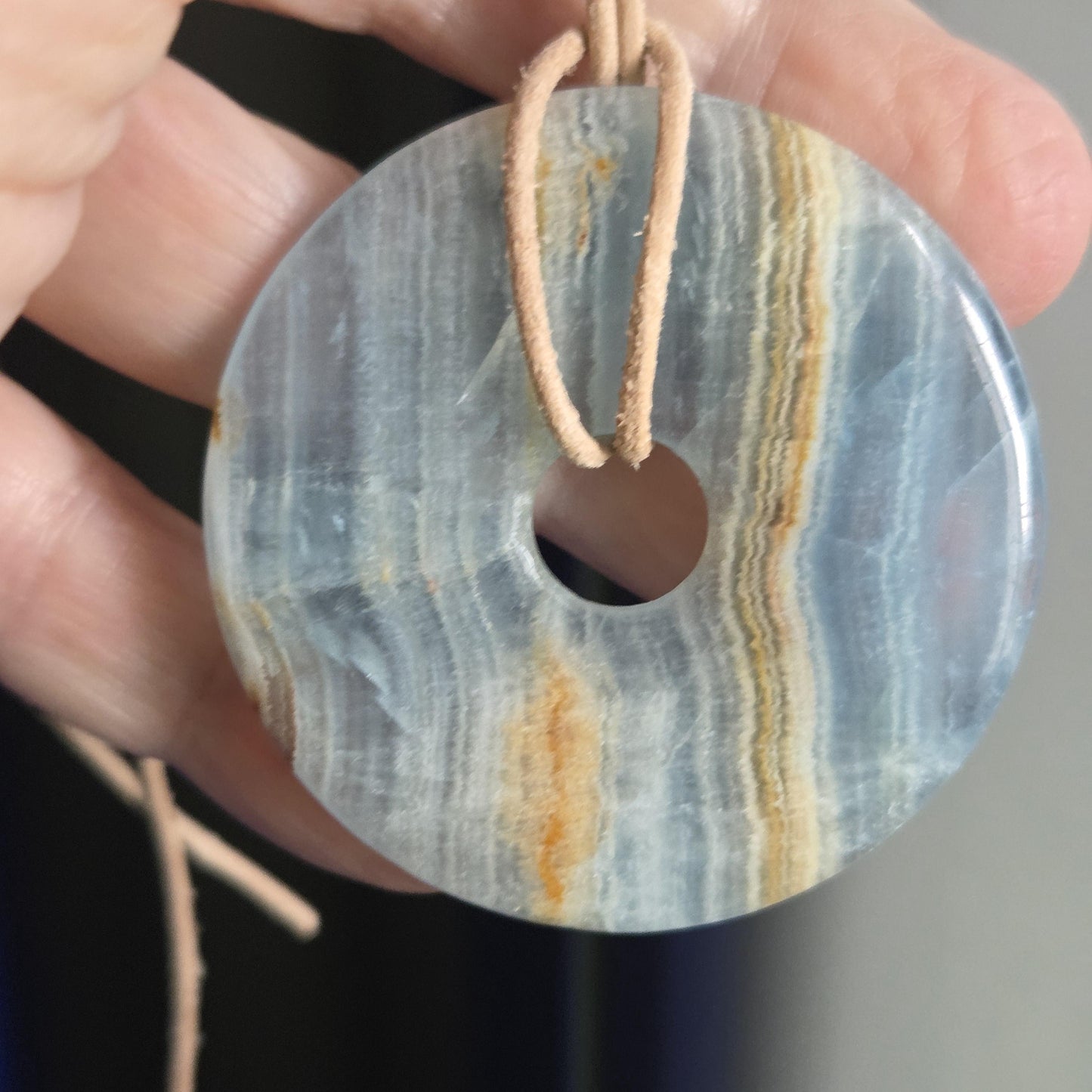 Sehr großer Aragonit Anhänger Donut 50 x 6 mm, an verstellbarem Lederband