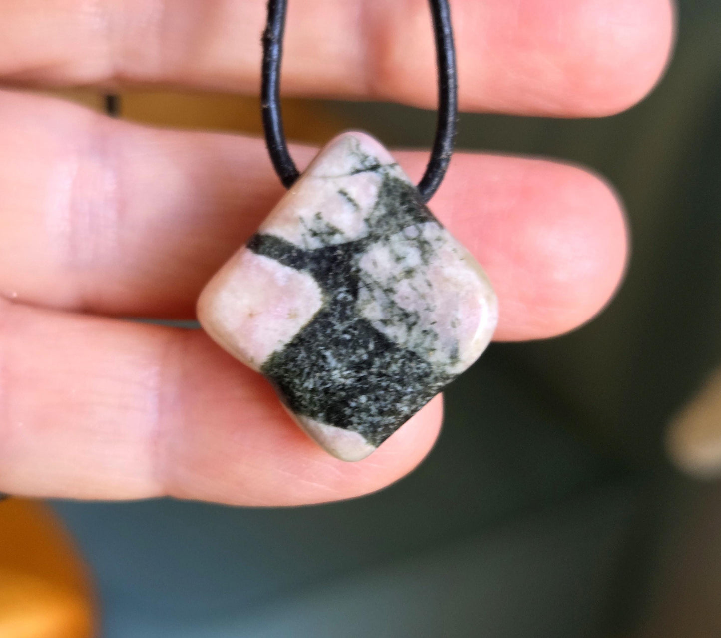 Seltener Runenstein Porphyr mit Klinozoisit Marshmallow Stein Anhänger, 25 x 24 x 10 mm, gebohrt, an verstellbarem Lederband