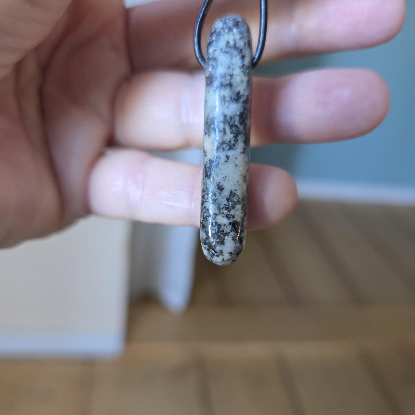 Granit Quarz Glimmer Feldspat Stäbchen Anhänger, 48 x 9 x 9 mm, gebohrt, an Lederband. Stein der Stärke, Schutzstein, "Meisterheiler"