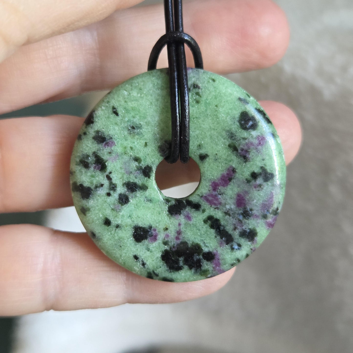 Rubin in Zoisit Anyolith Donut Anhänger, 40 x 7 mm, an verstellbarem Lederband
