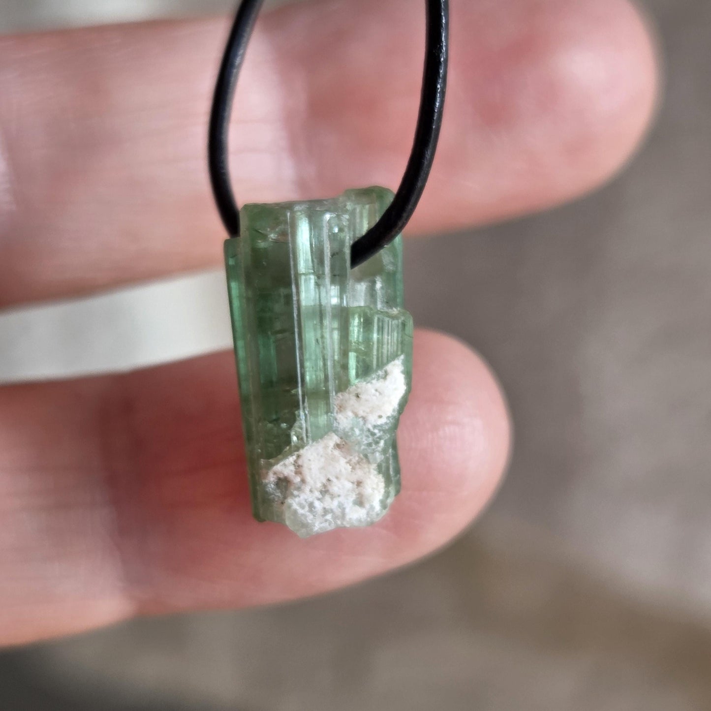 Kleiner grüner Turmalin Kristall Rohstein Verdelith, Stäbchen, minimalistischer Anhänger, 18 x 9 x 8 mm, an verstellbarem Lederband