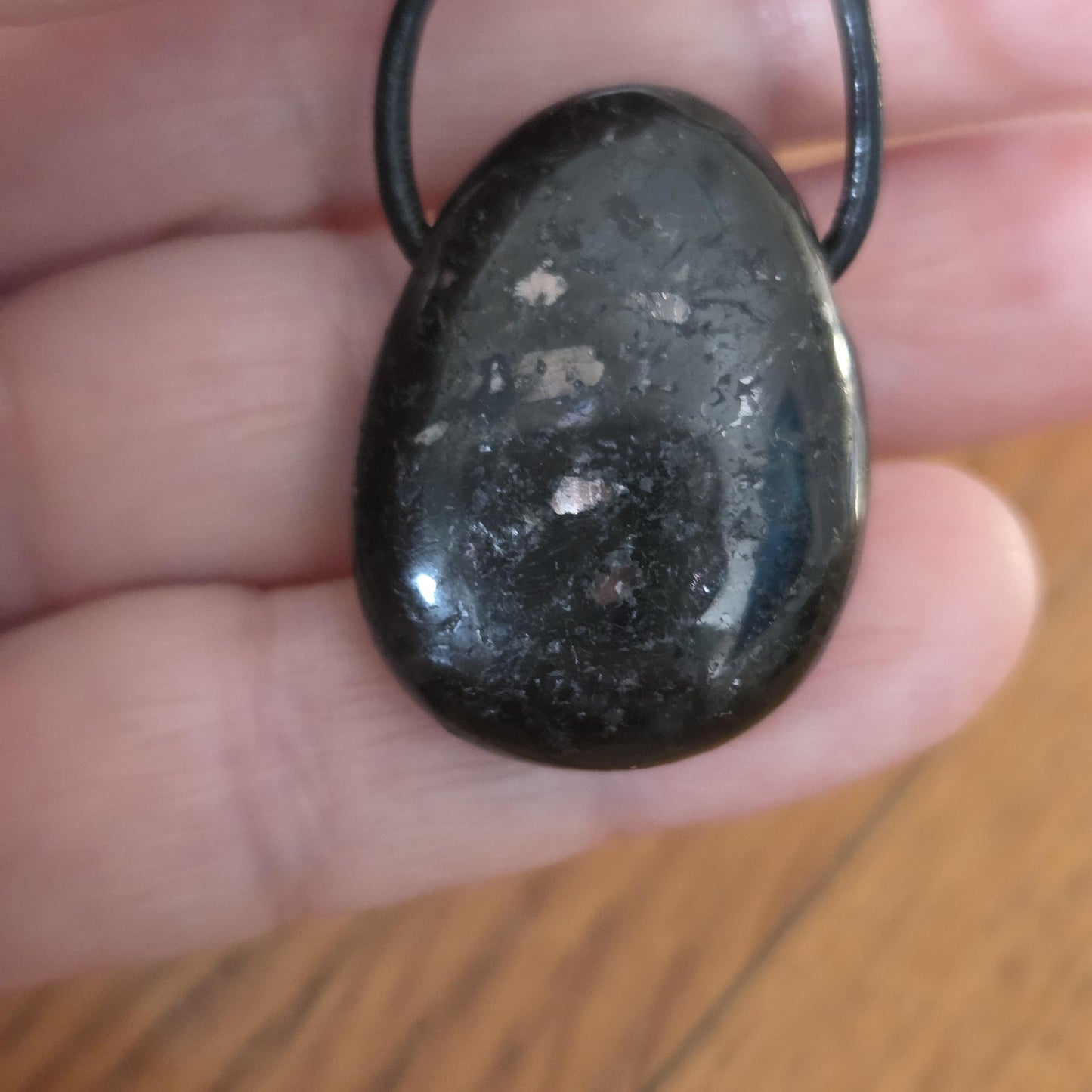 Magischer Nuumit sehr seltener Stein aus Grönland, Anhänger, 30 x 23 x 10 mm, gebohrt, an verstellbarem Lederband