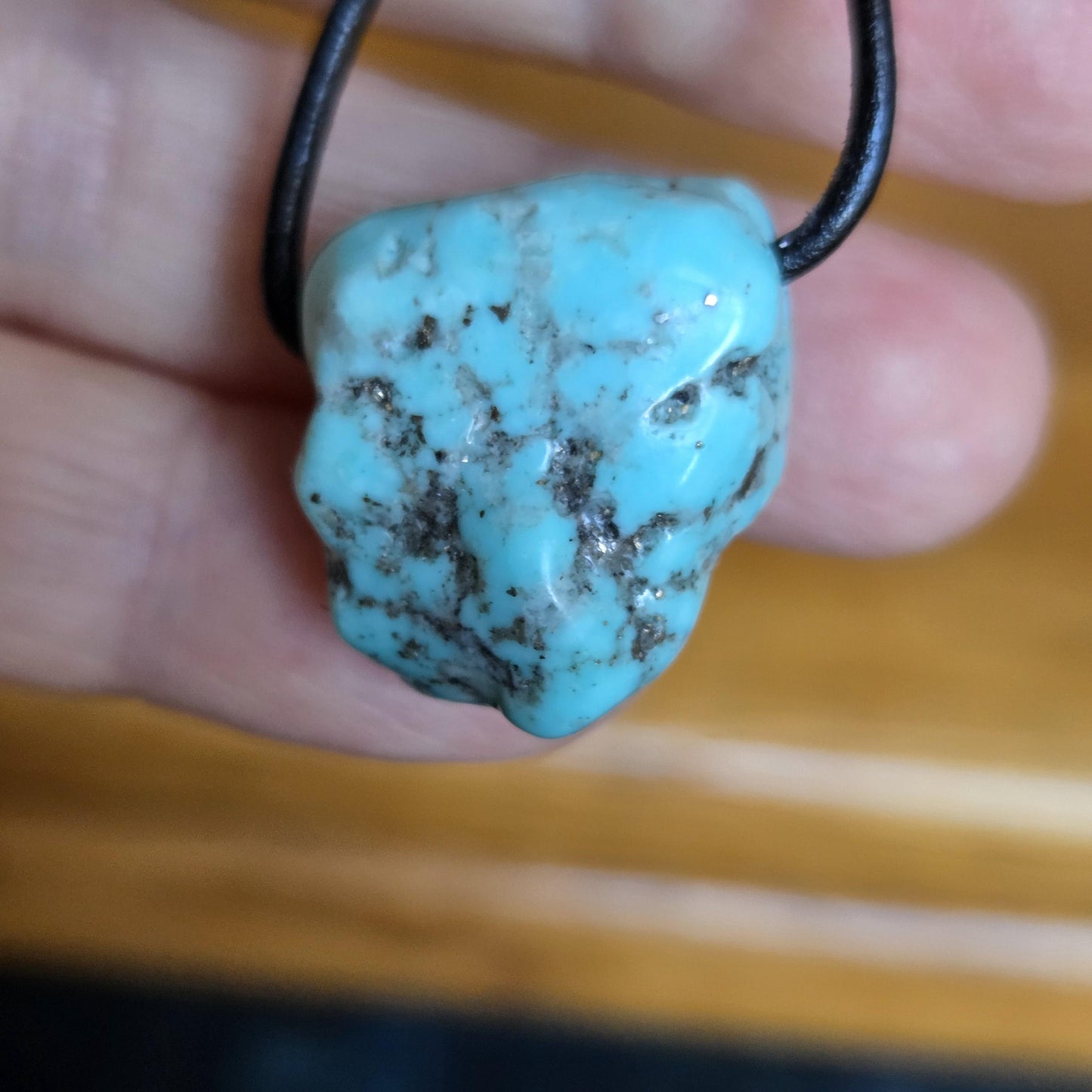 Großer Arizona Türkis, Nugget Anhänger, 22 x 20 x 18 mm, gebohrt, an verstellbarem Lederband