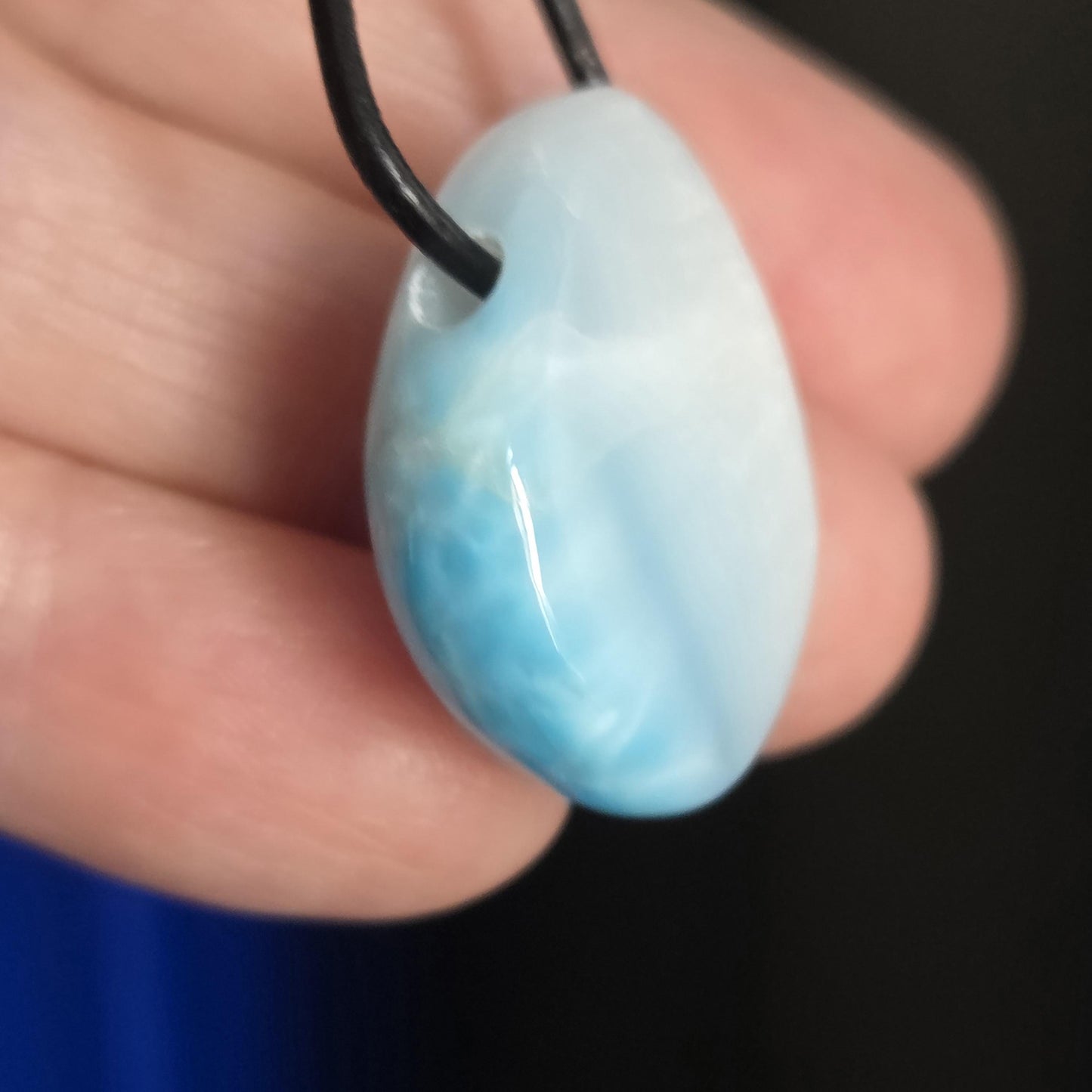 Hochwertiger Larimar Anhänger, Atlantis Stein, 26 x 24 x 10 mm, gebohrt, Larimar gebohrt, an verstellbarem Lederband