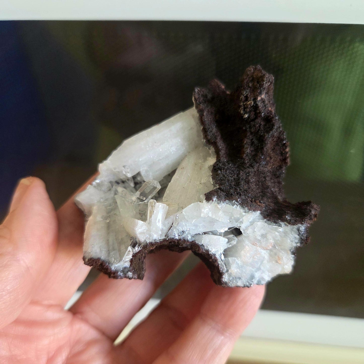 Hemimorphit weiß auf Eisenerz Sammlerstein, Heilkristall, 65 x 55 x 60 mm, 126,93 g., 634,45 ct., Mexico