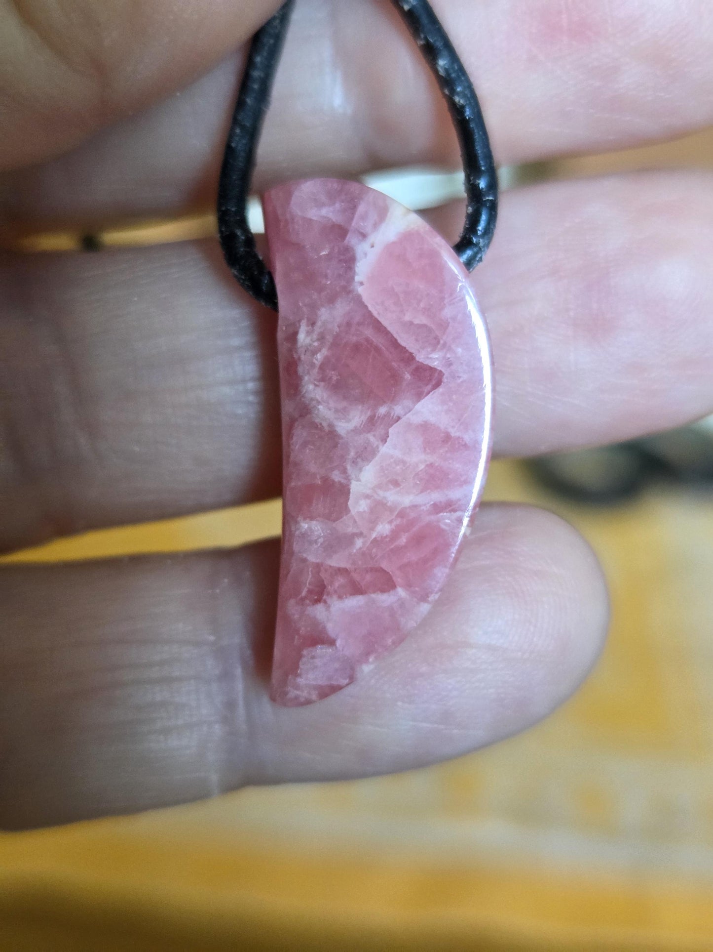 Kleiner feiner Rhodochrosit Anhänger, 27 x 12 x 8 mm, gebohrt, an verstellbarem Lederband, minimalistisch, filigran, Herzchakra, Unikat