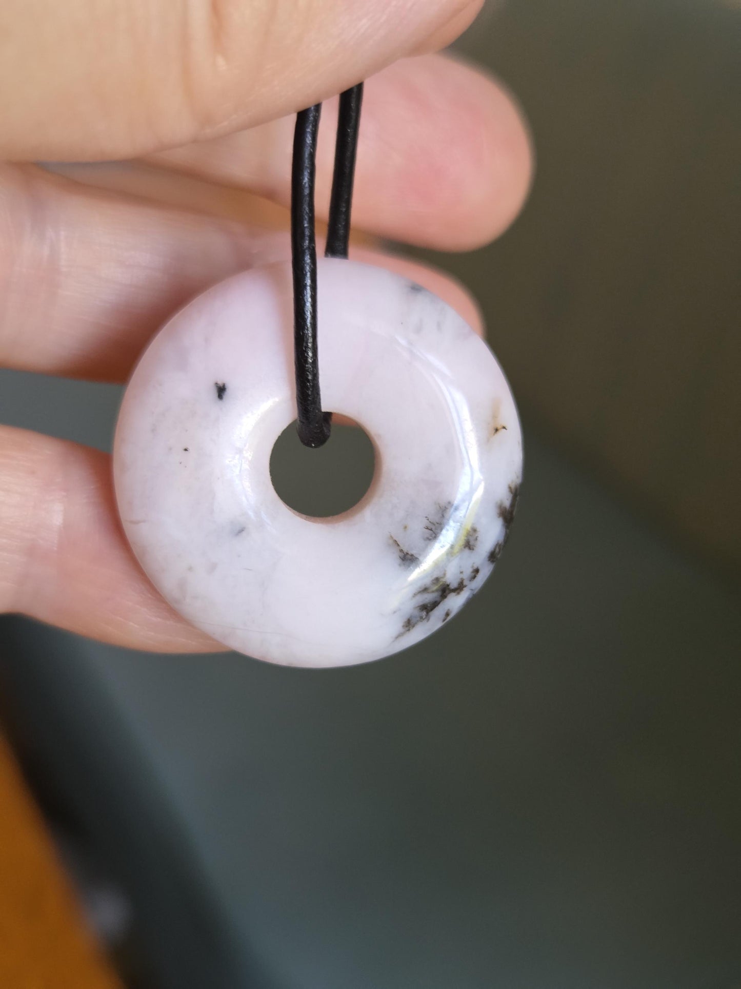 Andenopal pink rosa Donut Anhänger, 30 x 7 mm, gebohrt, an verstellbarem Lederband, rosa Opal, pink Opal Peru