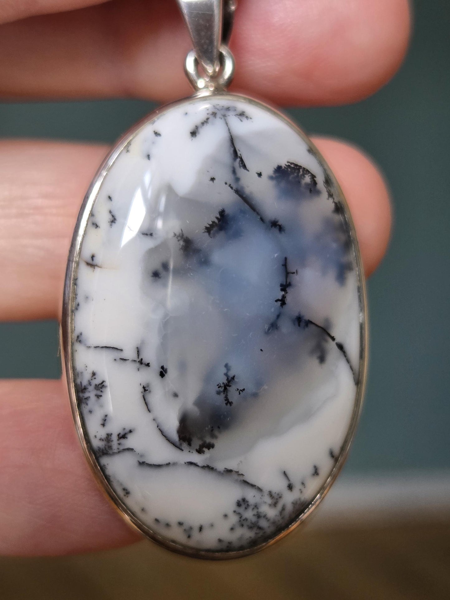 Traumhafter Dendriten Opal, Merlinit aus Madagaskar, Anhänger 47 x 25 x 8 mm, an 925er SilberÖse, an verstellbarem Lederband