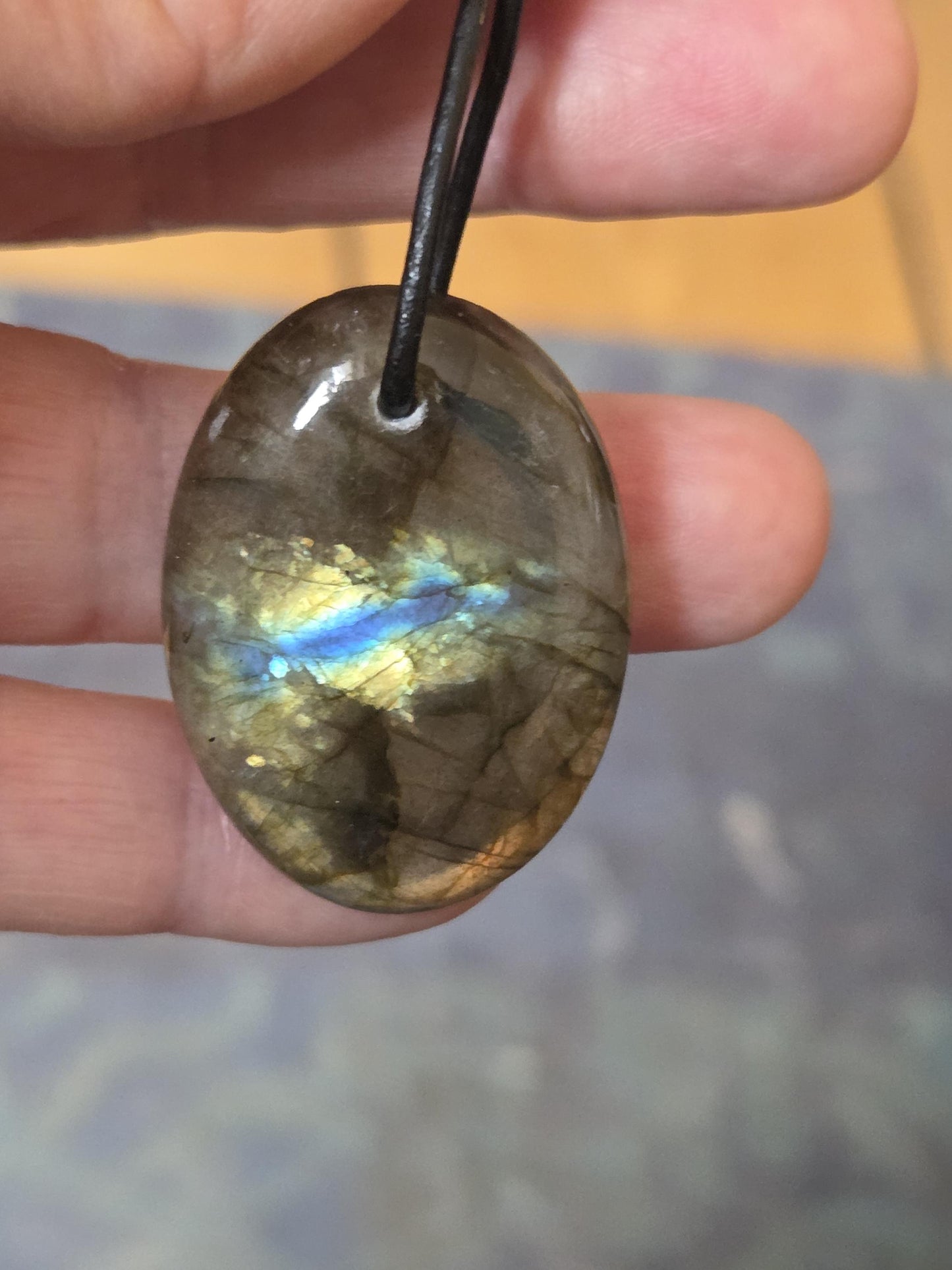 Labradorit, gold apricot, grün blau leuchtender Anhänger 37 x 28 x 7 mm, gebohrt, an verstellbarem Lederband