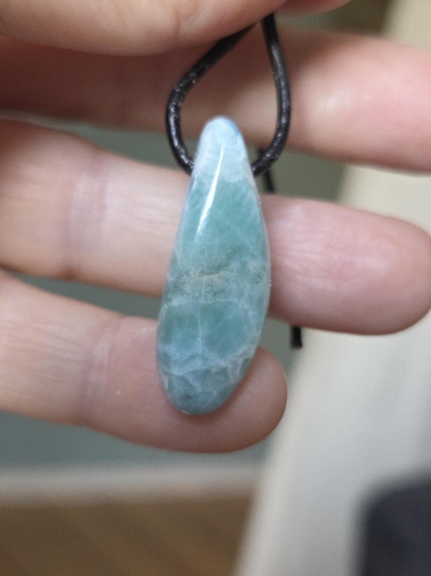 Kleiner zierlicher Larimar, Atlantis Stein Anhänger, 33 x 12 x 7 mm, gebohrt, Larimar Anhänger, gebohrt, an verstellbarem Lederband