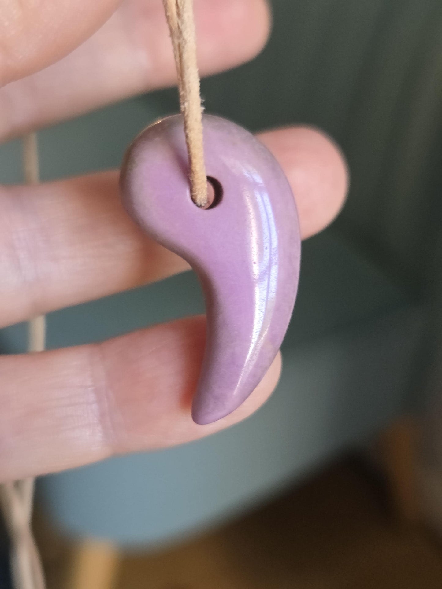 Rarität Phosphosiderit aus der Atacama Wüste Chile, Yin und Yang Anhänger, 34 x 18 x 7 mm, gebohrt, an verstellbarem Lederband