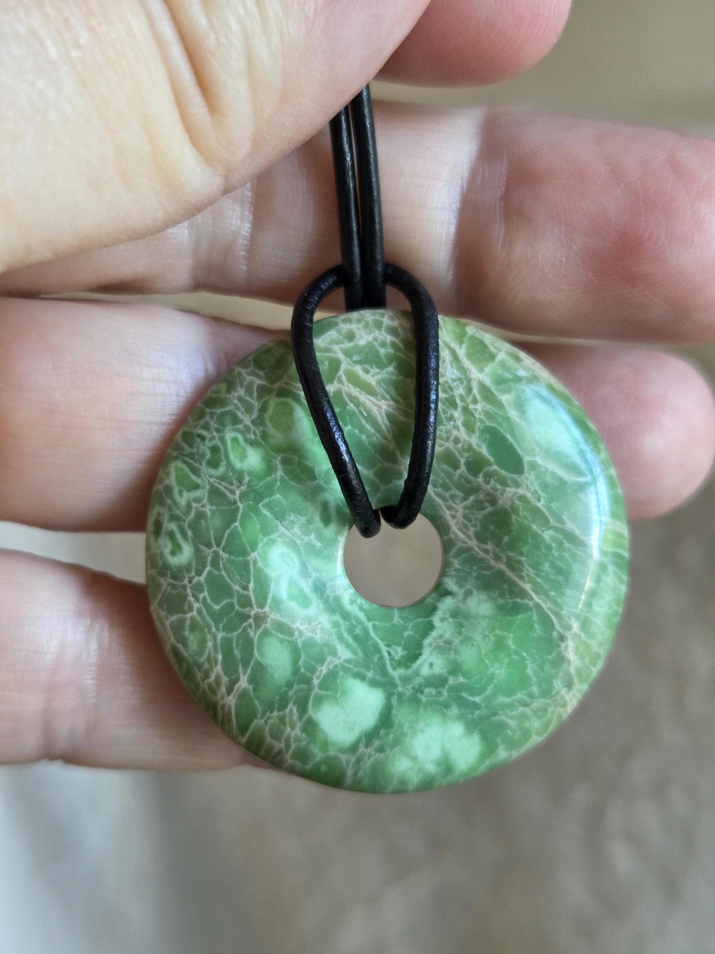 Rarität, seltener Variscit, Variscite, Variszit Donut Anhänger, 36 x 8 mm, an verstellbarem Lederband