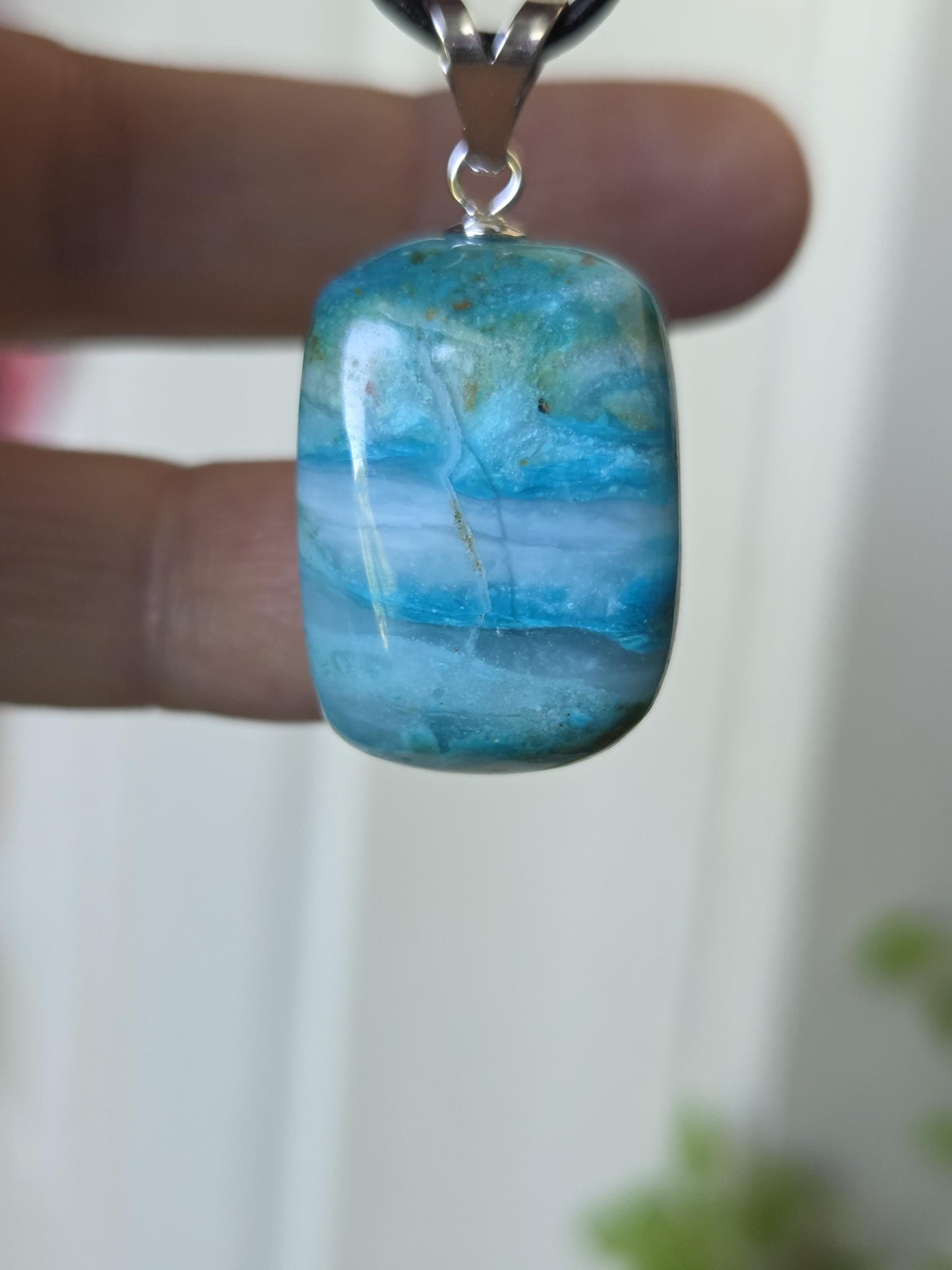 Traumhafter Atacama Opal aus Chile, Anhänger, 37 x 18 x 17 mm, an 925er Silberöse, an verstellbarem Lederband