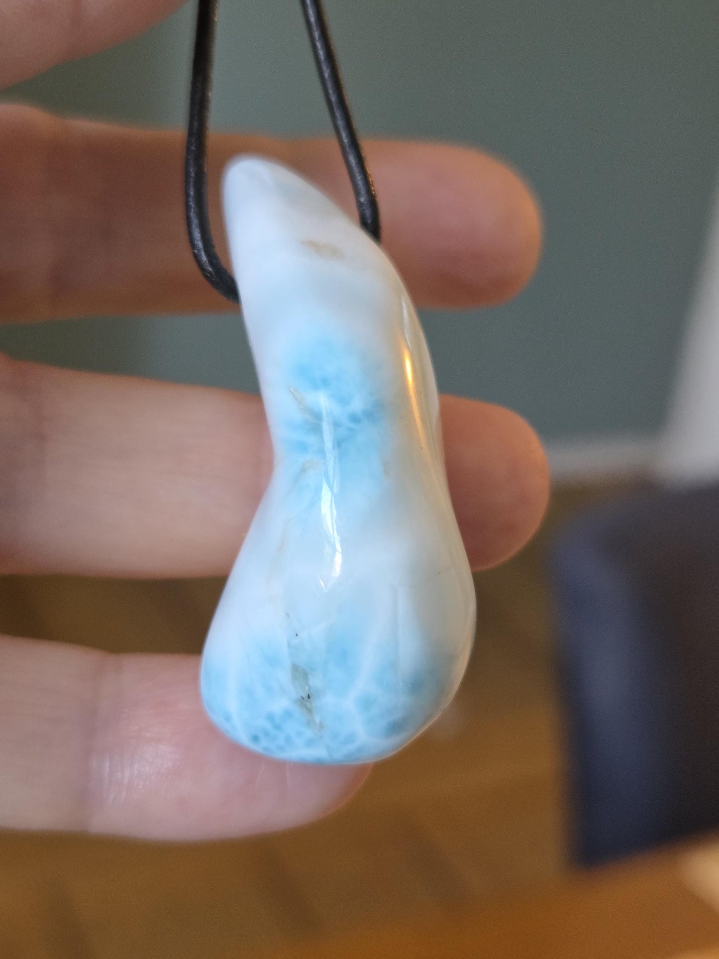Großer Larimar Anhänger, Atlantis Stein, 48 x 23 x 17 mm, gebohrt, Larimar gebohrt, an verstellbarem Lederband